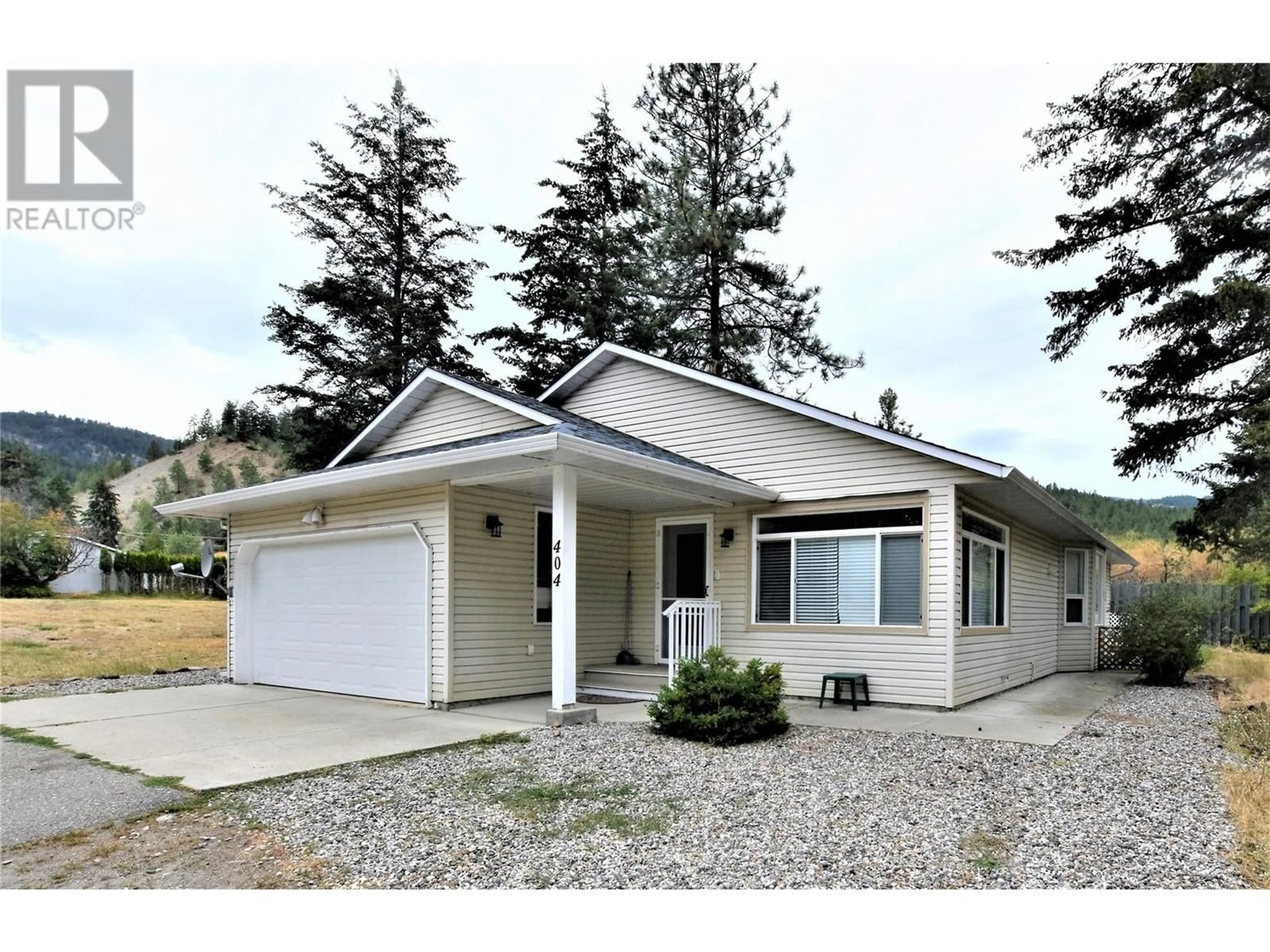 Home with vinyl exterior material for 404 Hummingbird Avenue, Vernon British Columbia V1H2A1