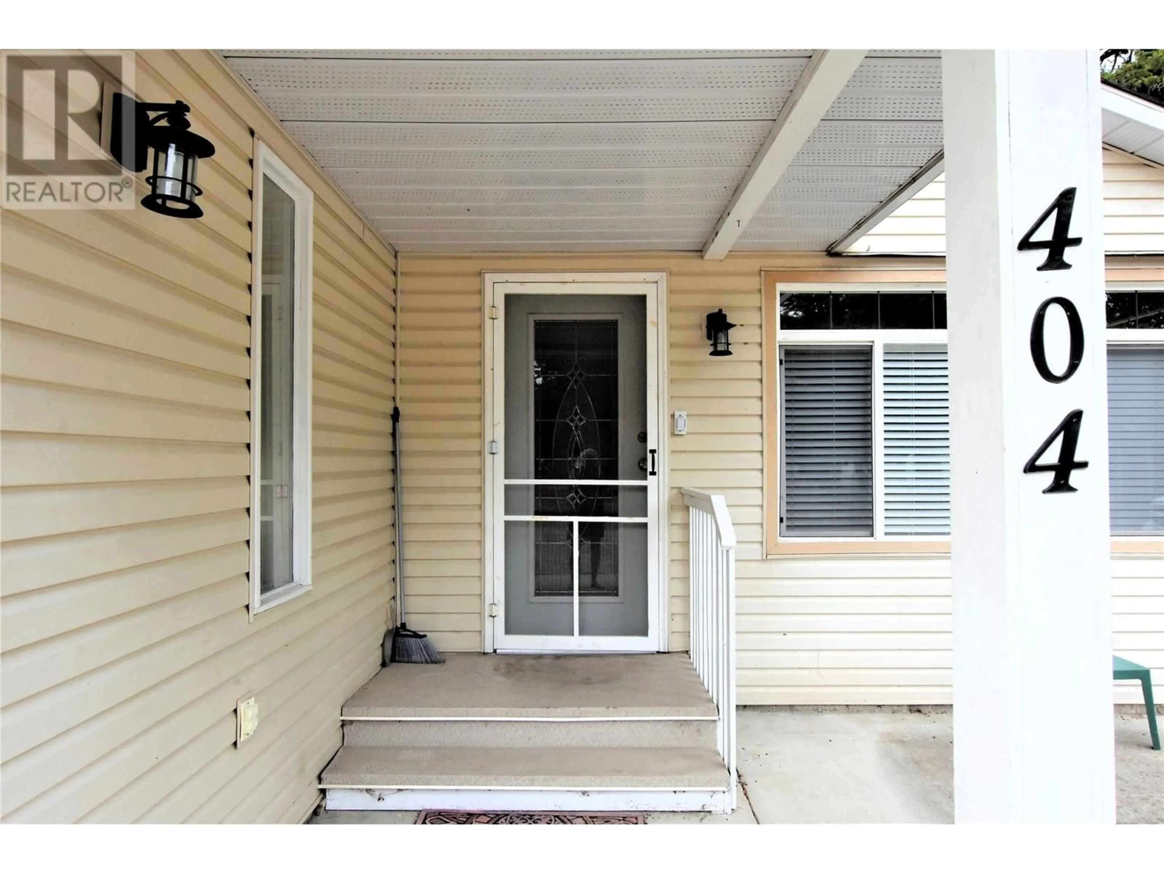 Indoor entryway, wood floors for 404 Hummingbird Avenue, Vernon British Columbia V1H2A1