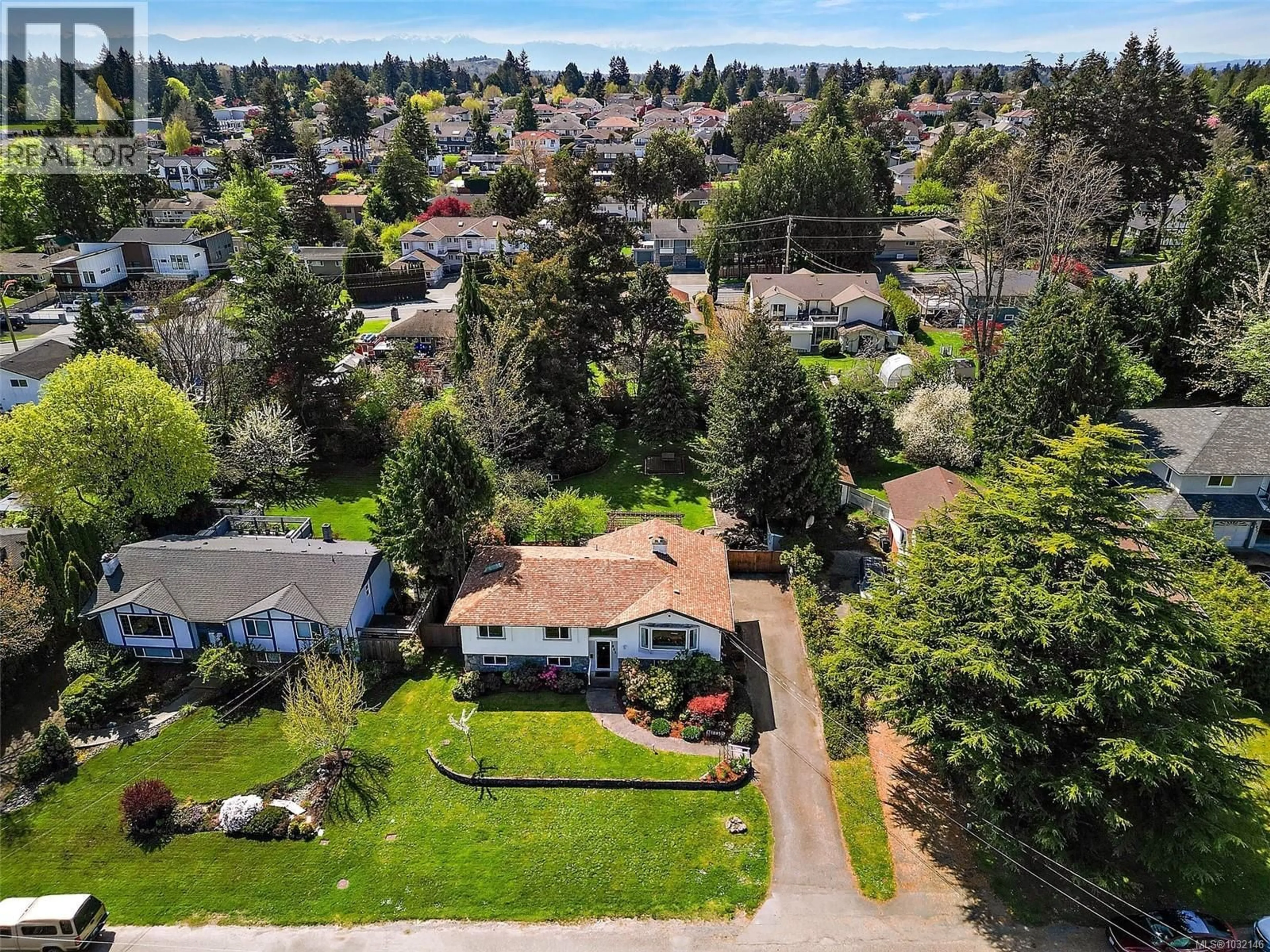 A pic from outside/outdoor area/front of a property/back of a property/a pic from drone, street for 1885 SKYLARK PLACE, Saanich British Columbia V8N2X2