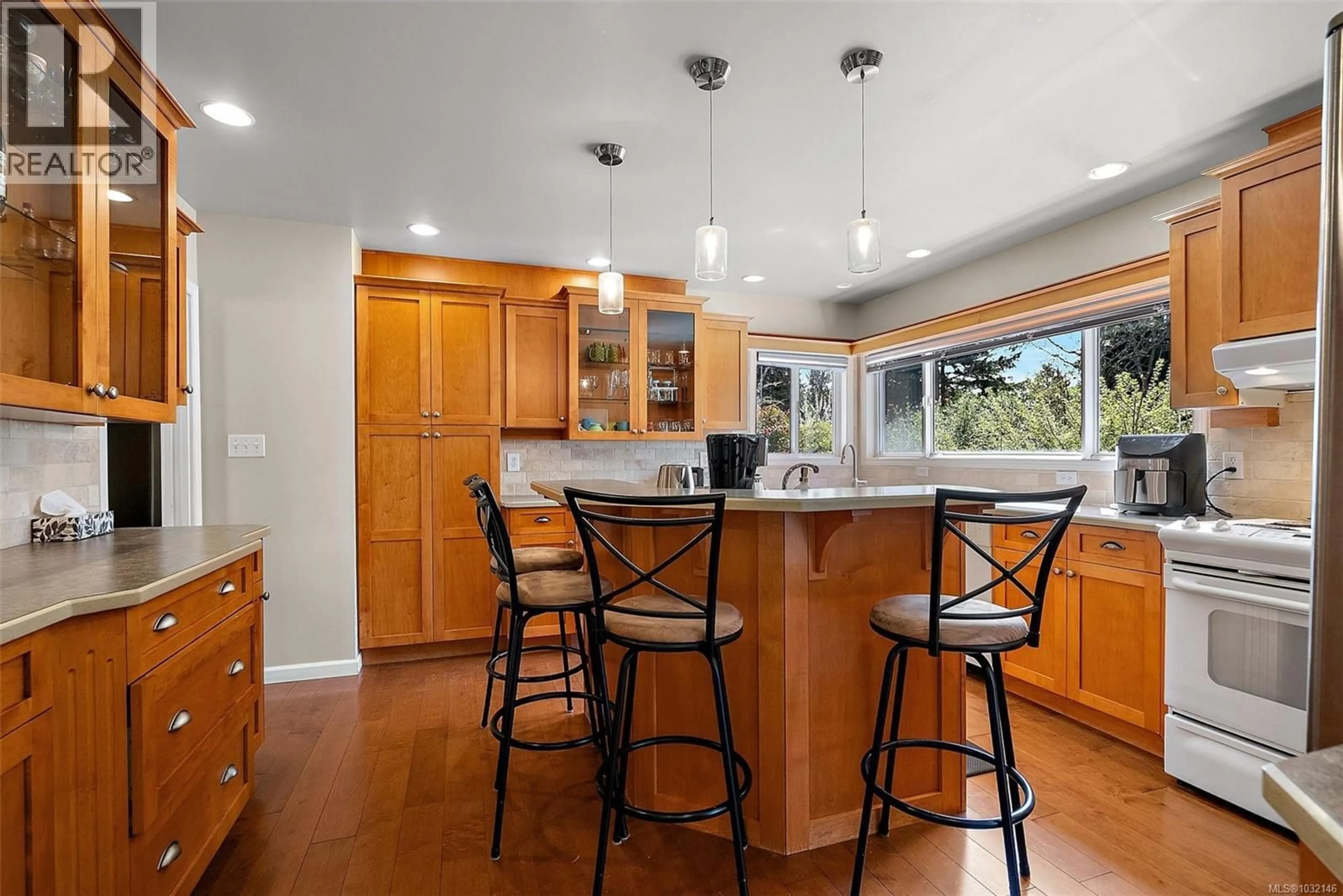 Open concept kitchen, unknown for 1885 SKYLARK PLACE, Saanich British Columbia V8N2X2