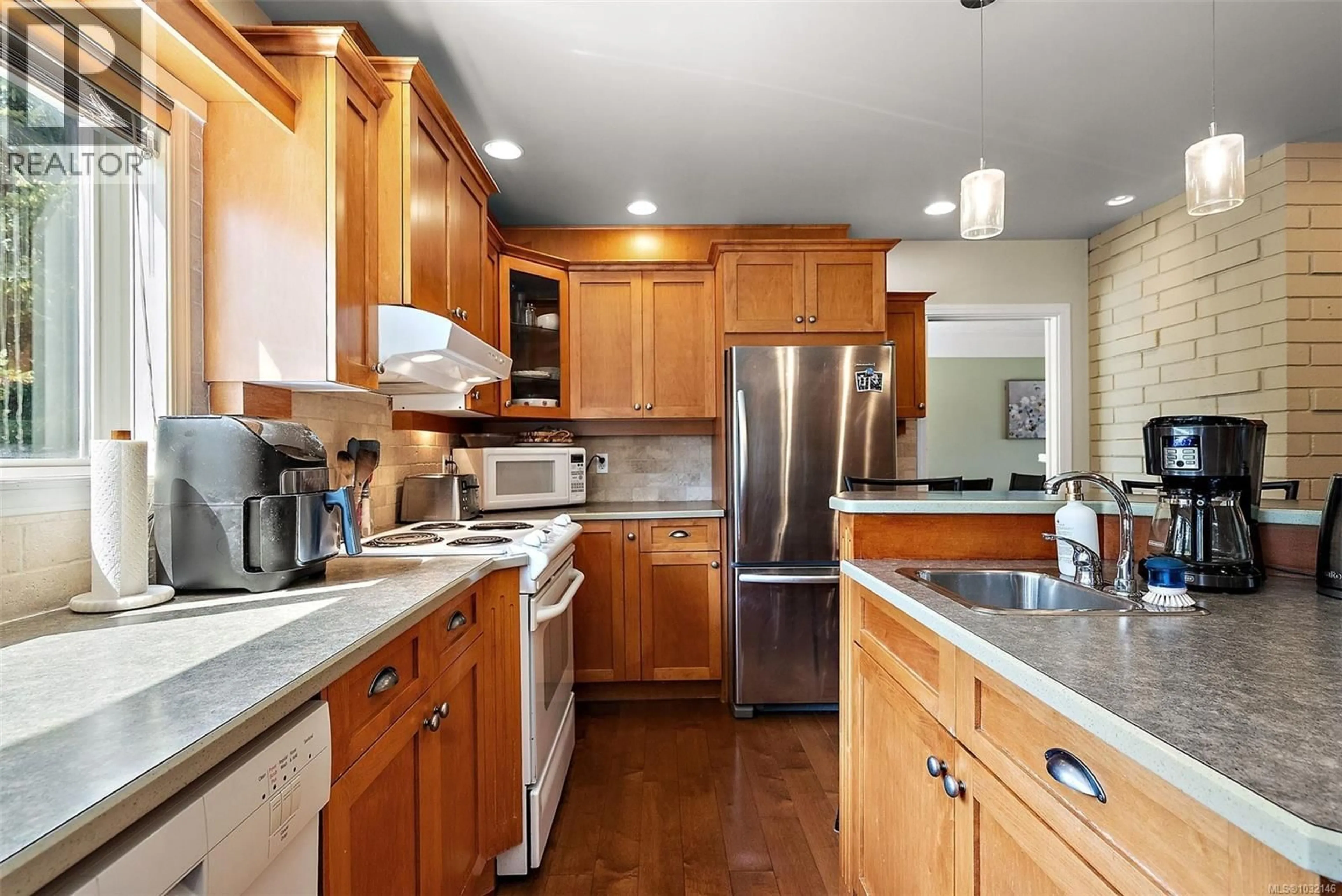 Open concept kitchen, unknown for 1885 SKYLARK PLACE, Saanich British Columbia V8N2X2