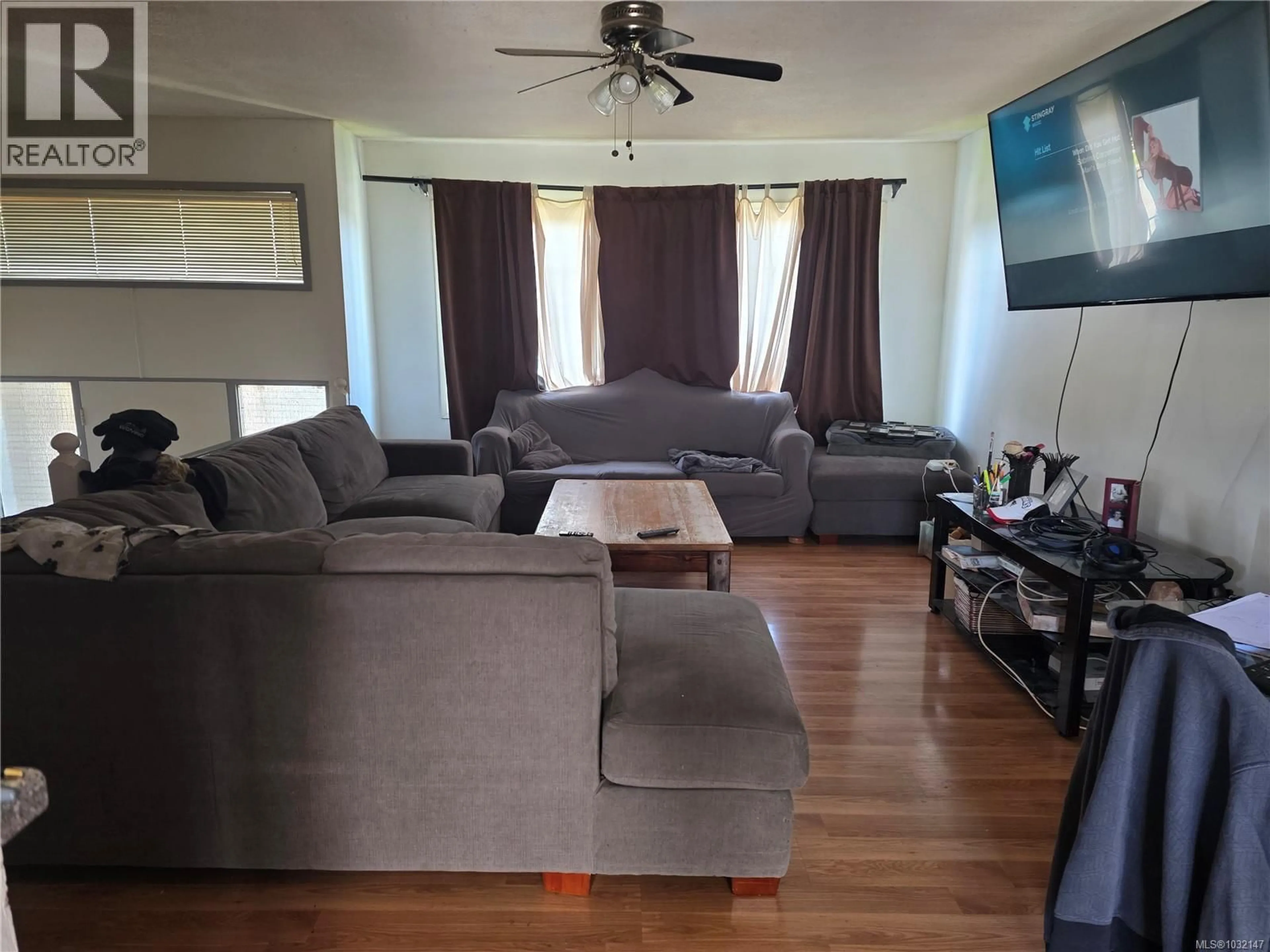 Living room with furniture, wood/laminate floor for 4027 STEEDE AVENUE, Port Alberni British Columbia V9Y5J2