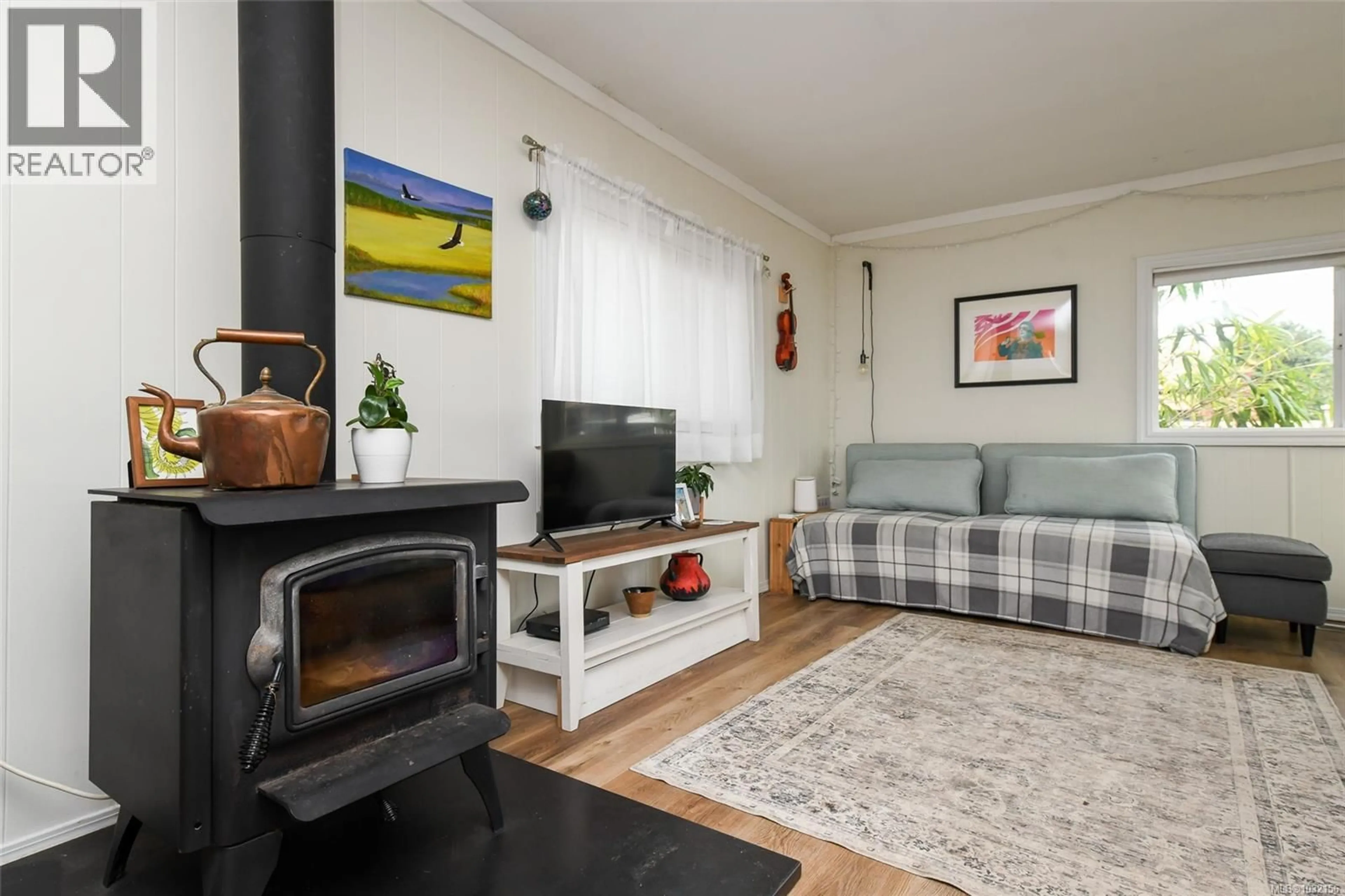 Living room with furniture, wood/laminate floor for 2723 PENRITH AVENUE, Cumberland British Columbia V0R1S0