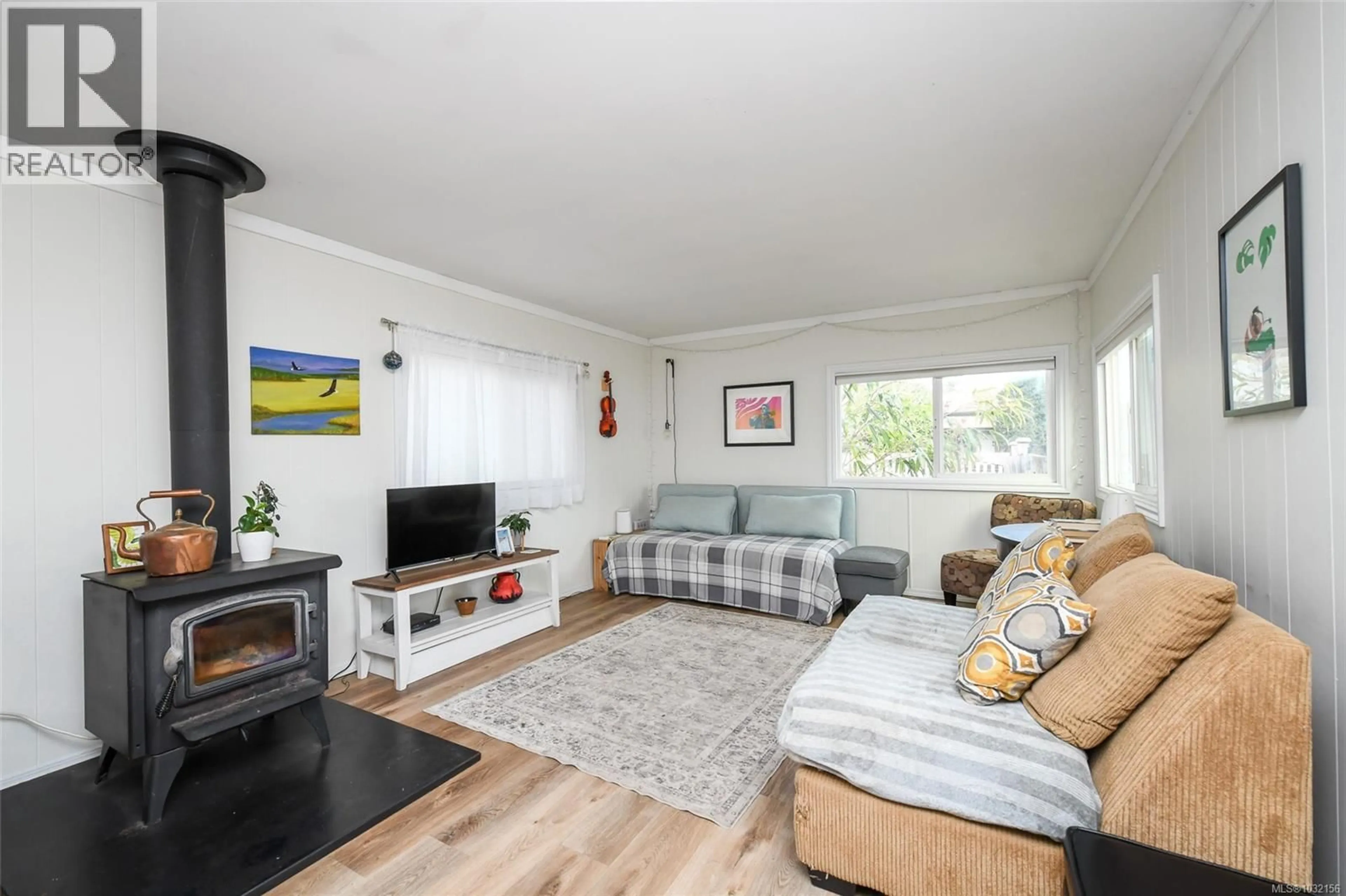 Living room with furniture, wood/laminate floor for 2723 PENRITH AVENUE, Cumberland British Columbia V0R1S0