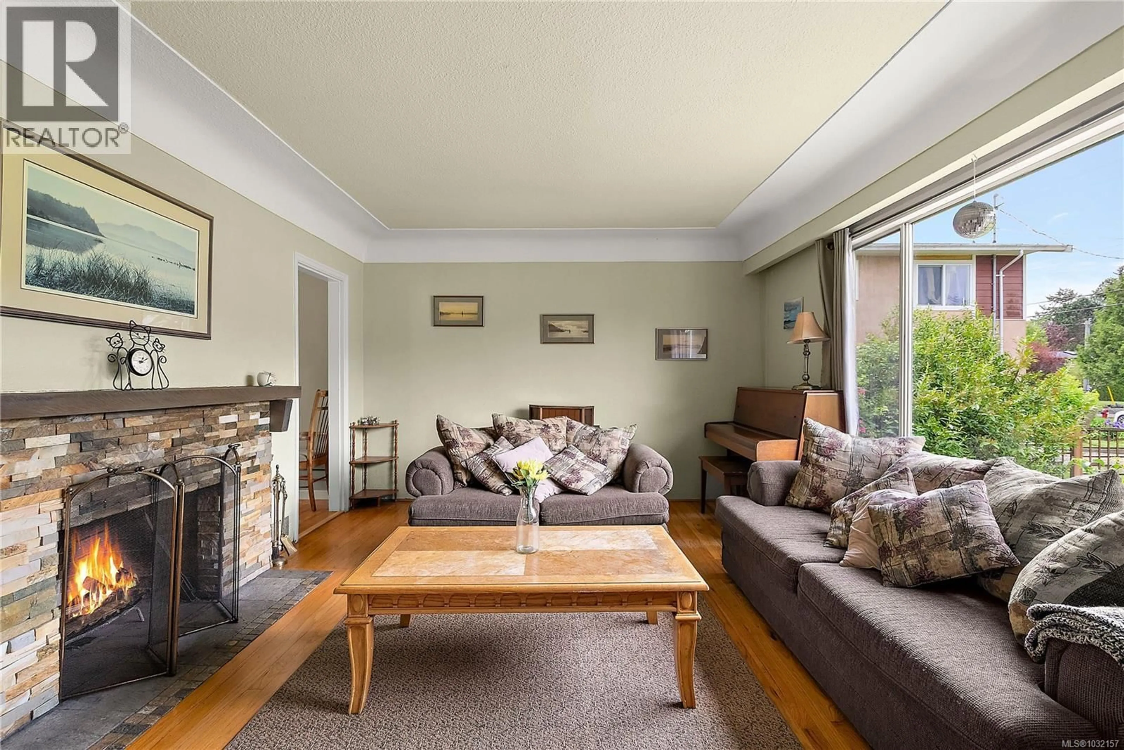 Living room with furniture, unknown for 3811 EPSOM DRIVE, Saanich British Columbia V8P3S8