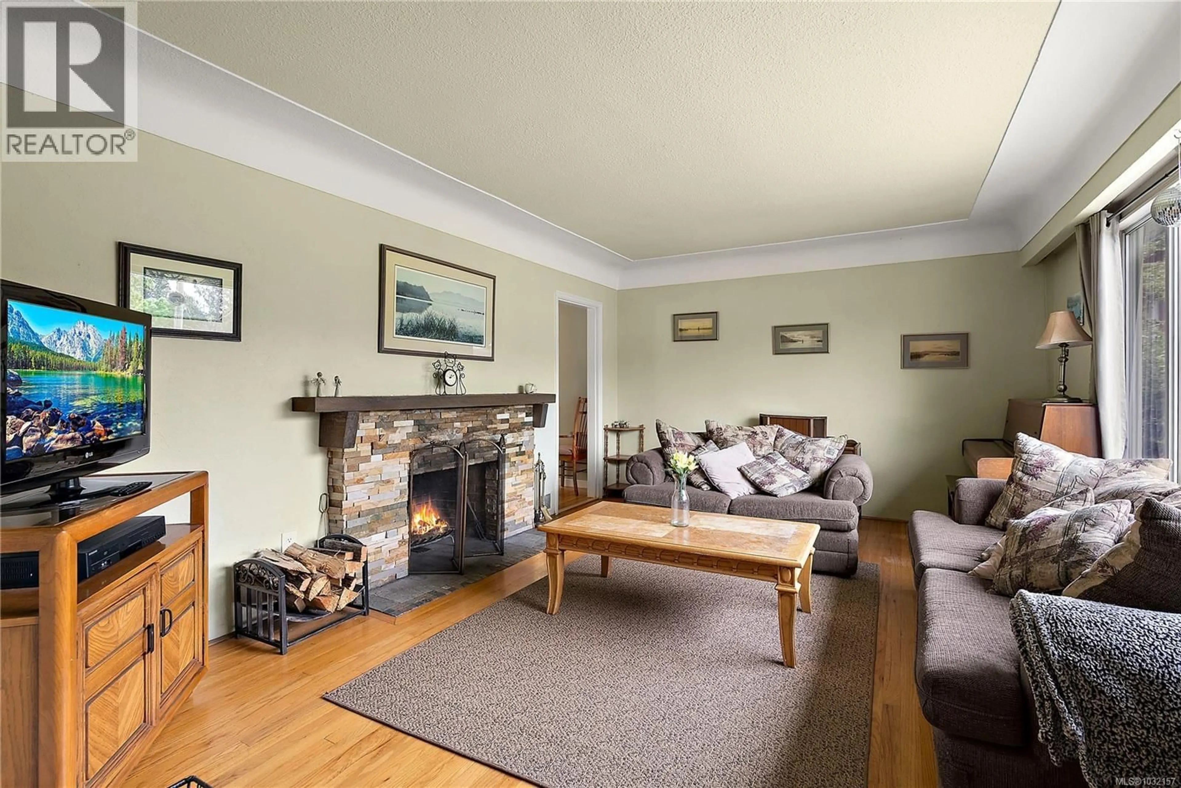 Living room with furniture, wood/laminate floor for 3811 EPSOM DRIVE, Saanich British Columbia V8P3S8