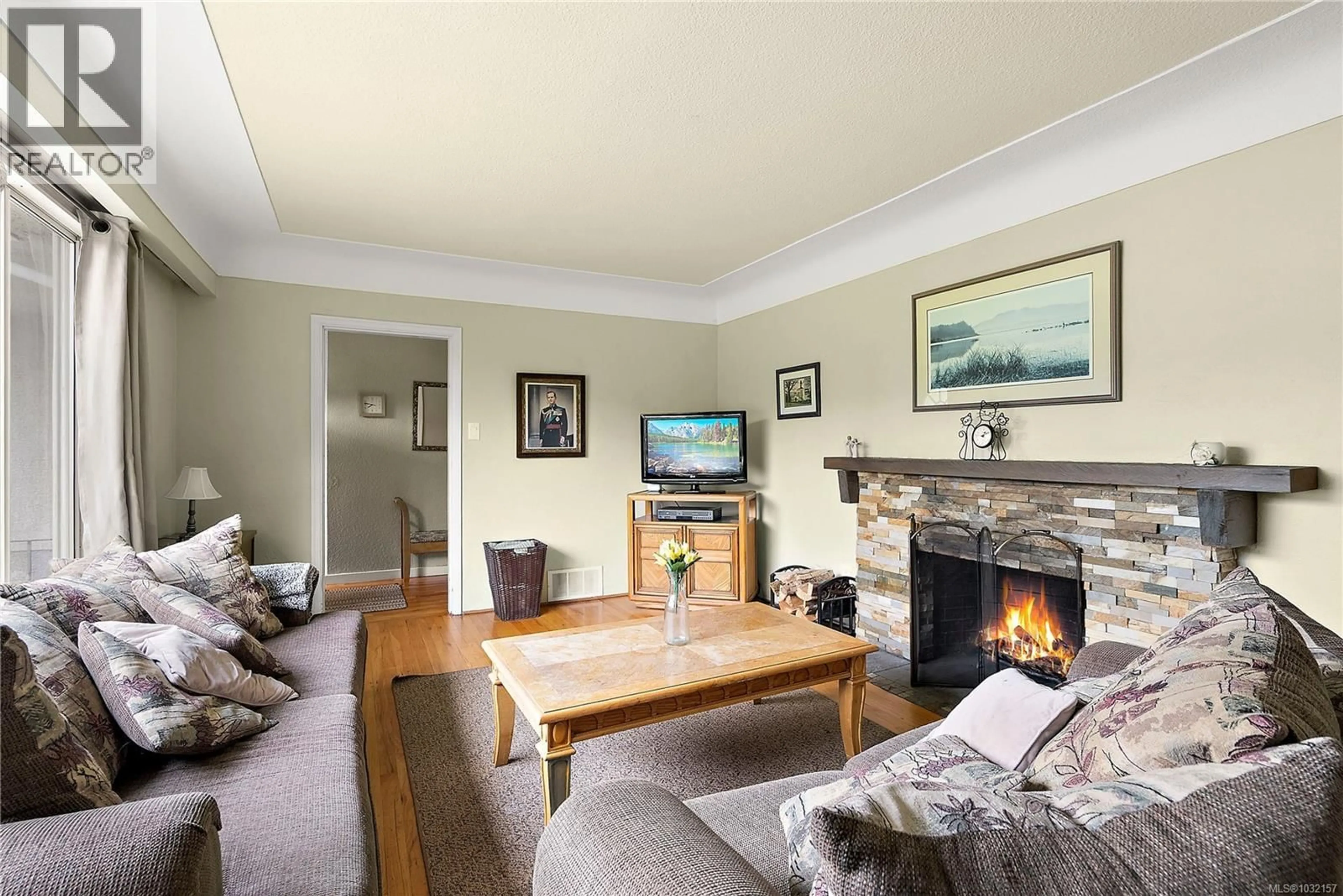 Living room with furniture, wood/laminate floor for 3811 EPSOM DRIVE, Saanich British Columbia V8P3S8