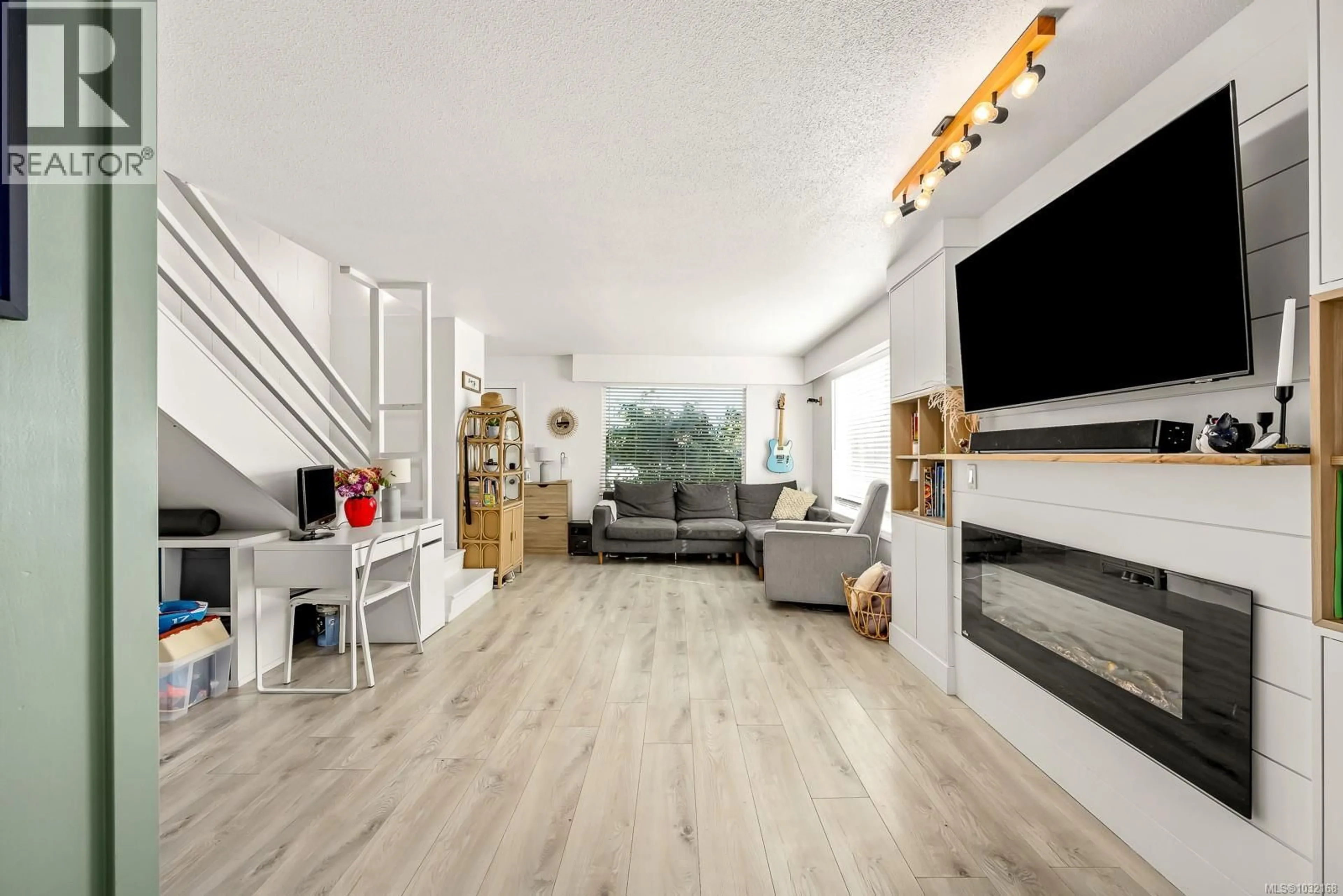 Living room with furniture, wood/laminate floor for ENGLAND AVENUE, Courtenay British Columbia V9N2P7