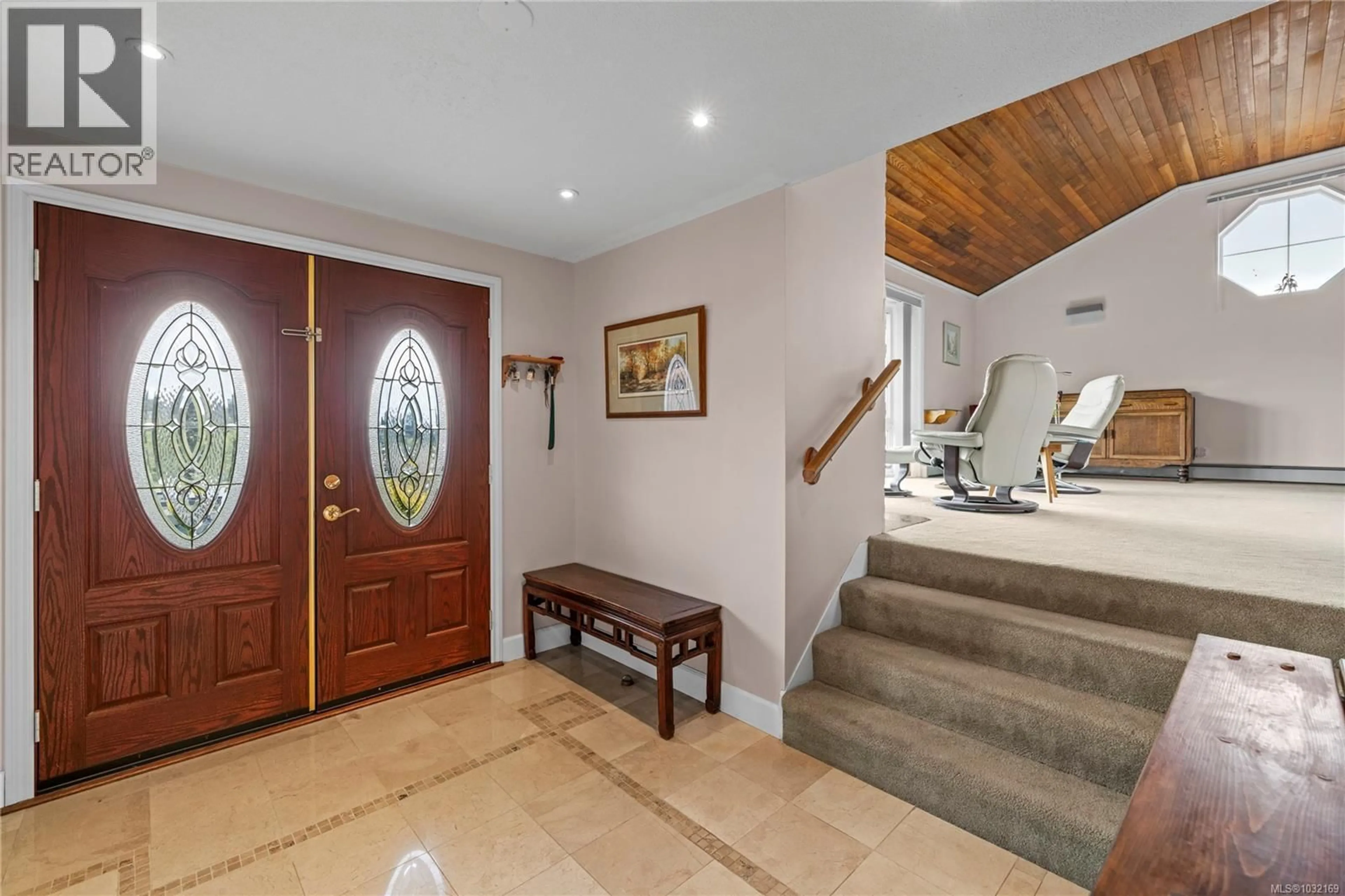 Indoor foyer for 2875 HALIDAY CRESCENT, Nanaimo British Columbia V9S3N1
