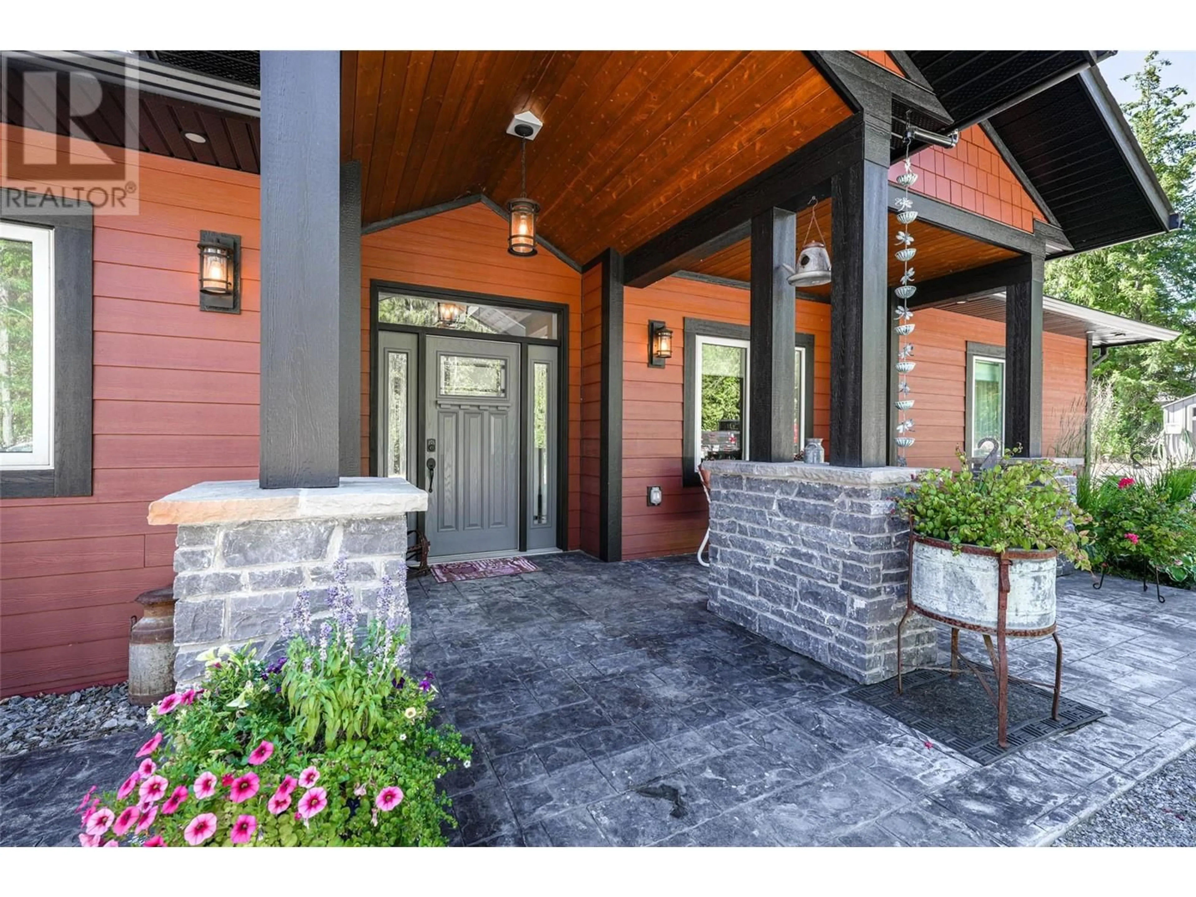 Indoor entryway for 6209 Tatlow Road, Salmon Arm British Columbia V1E2X7