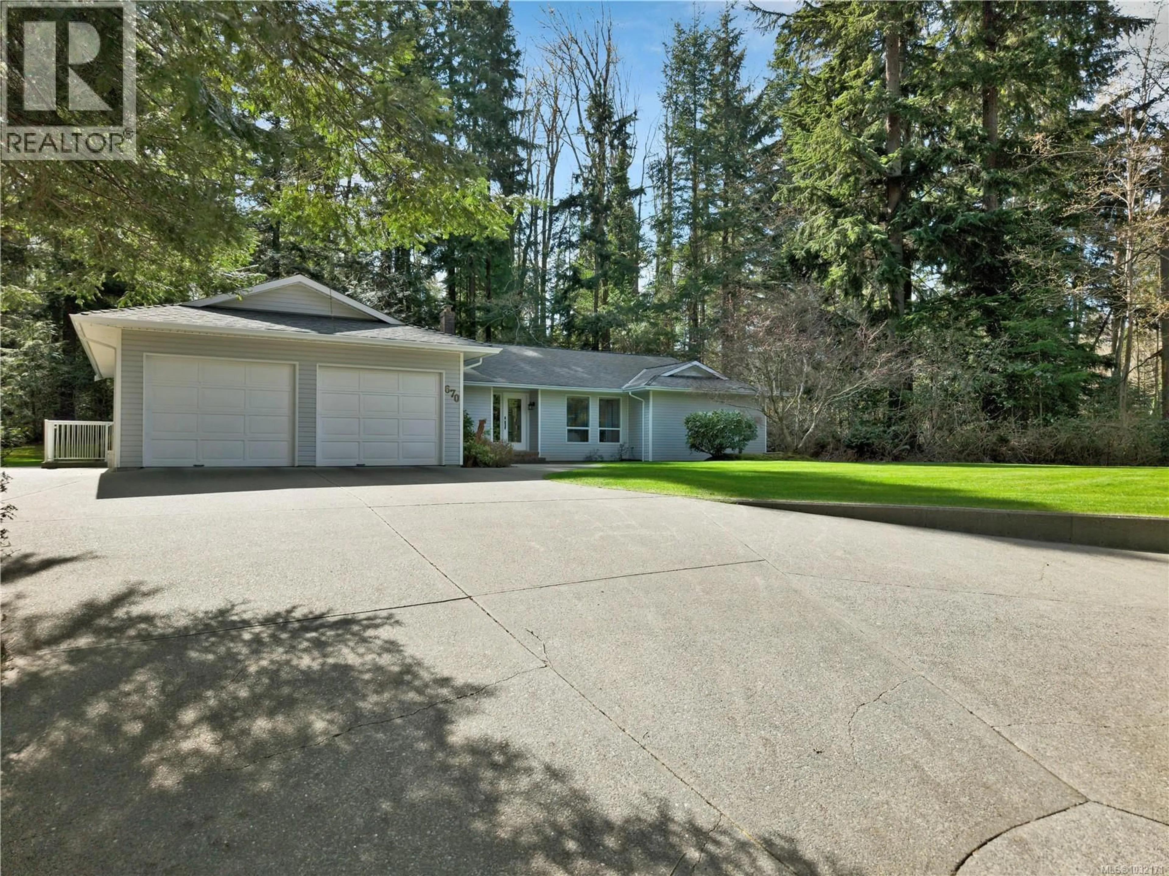 A pic from outside/outdoor area/front of a property/back of a property/a pic from drone, street for 670 HOMEWOOD ROAD, Campbell River British Columbia V9W3N5