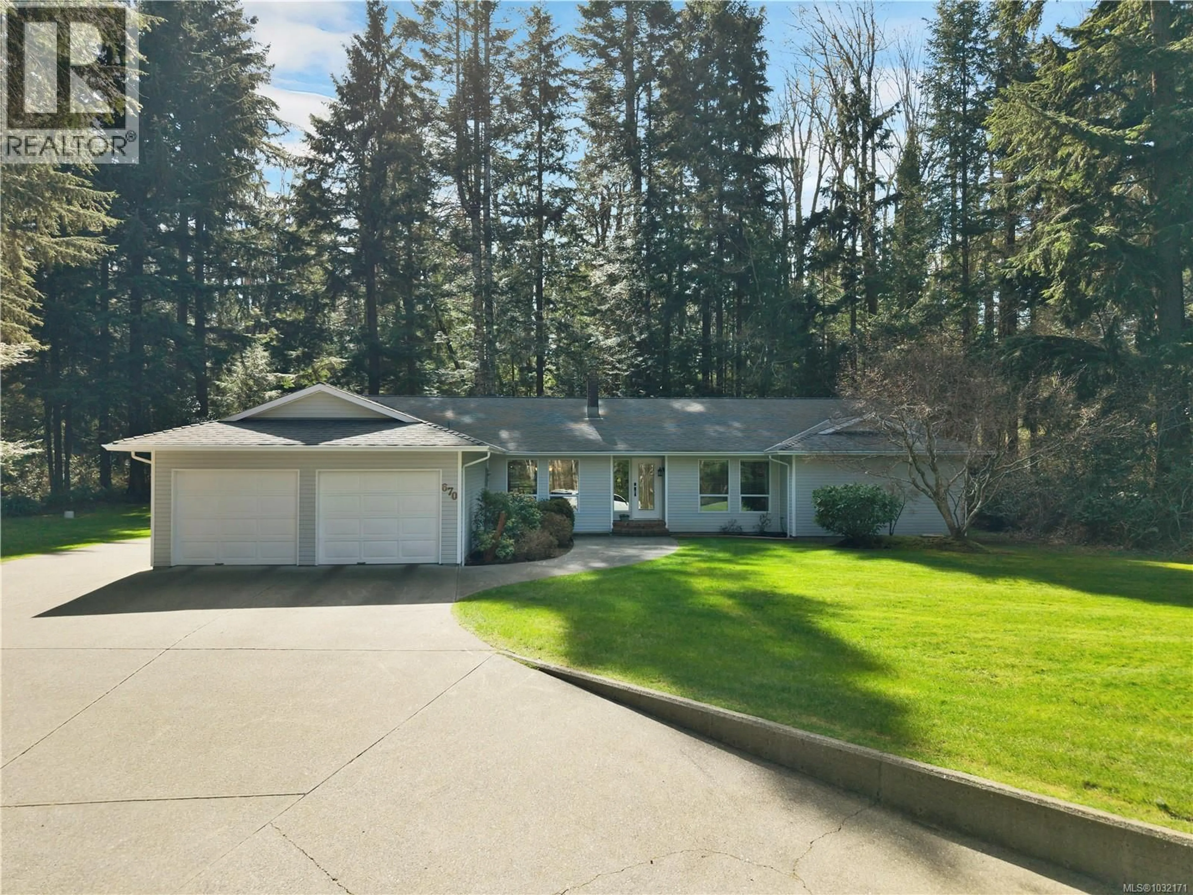 A pic from outside/outdoor area/front of a property/back of a property/a pic from drone, street for 670 HOMEWOOD ROAD, Campbell River British Columbia V9W3N5