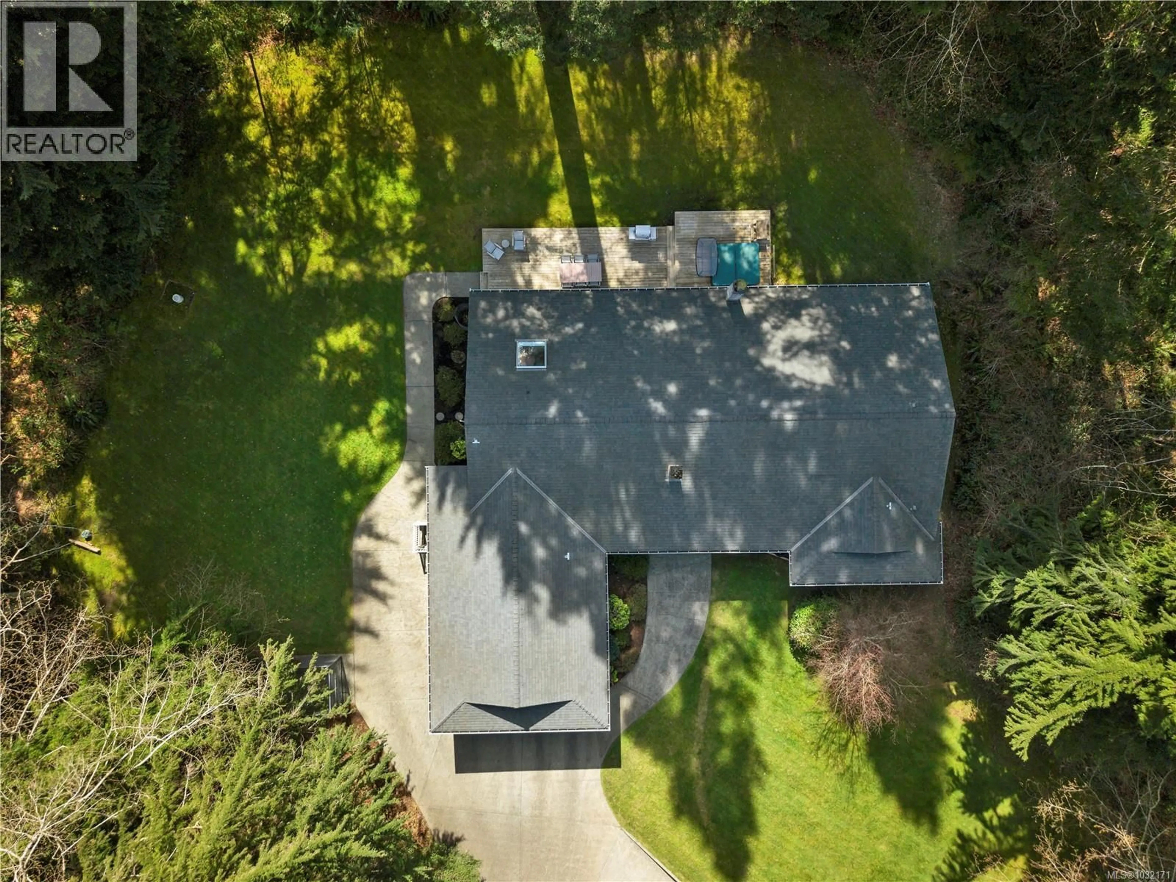 A pic from outside/outdoor area/front of a property/back of a property/a pic from drone, street for 670 HOMEWOOD ROAD, Campbell River British Columbia V9W3N5
