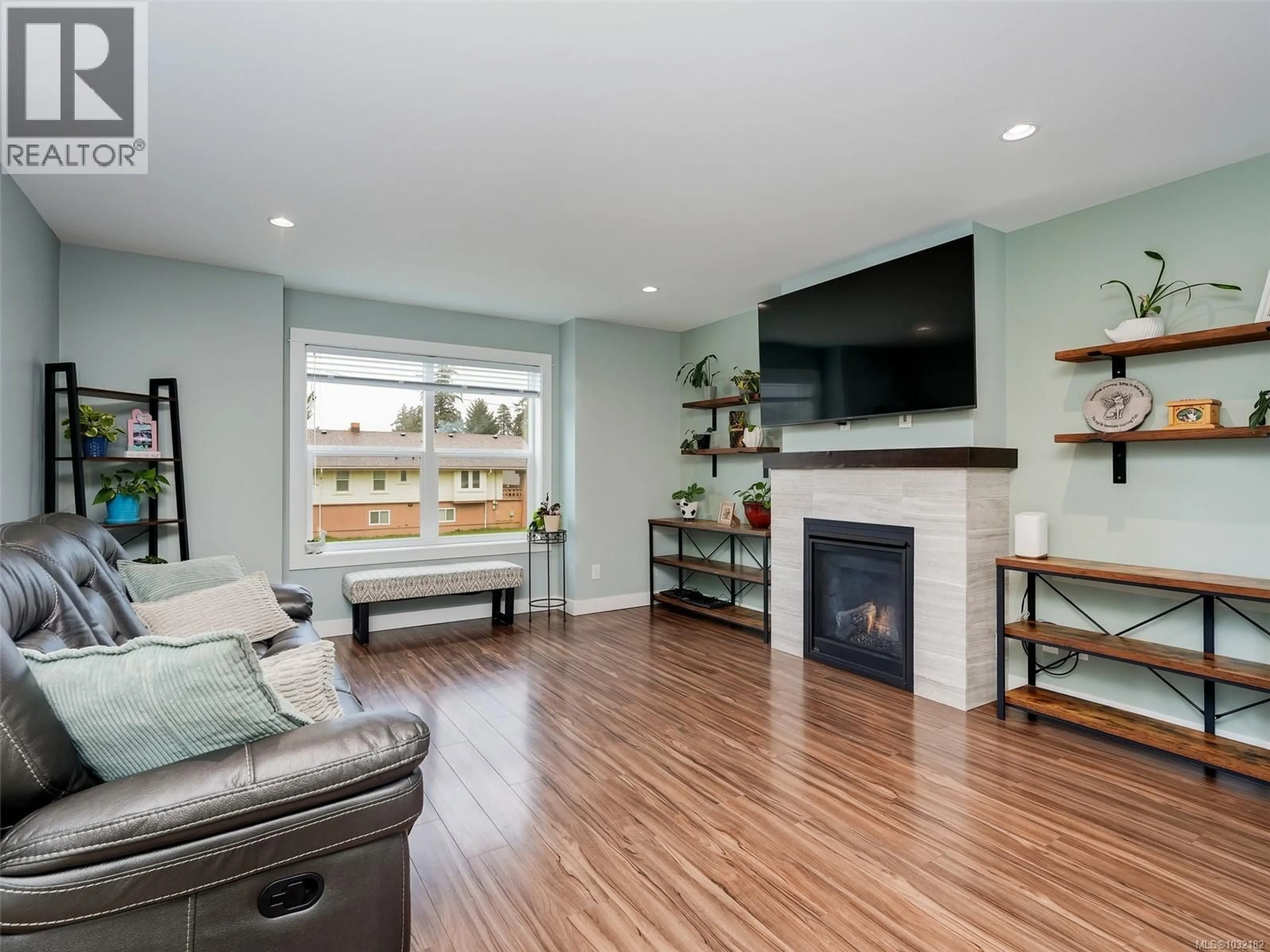 Living room with furniture, wood/laminate floor for 1015 FOXWOOD PLACE, Langford British Columbia V9C0H5