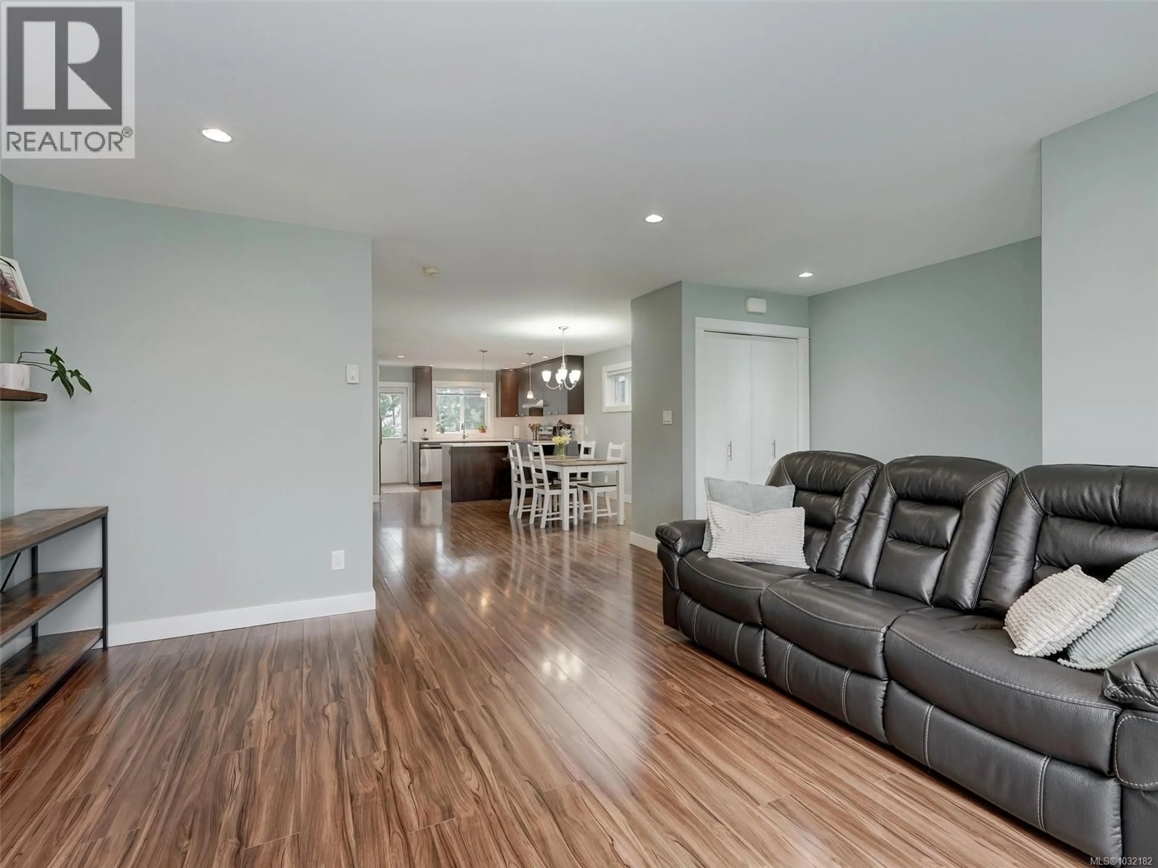 Living room with furniture, wood/laminate floor for 1015 FOXWOOD PLACE, Langford British Columbia V9C0H5