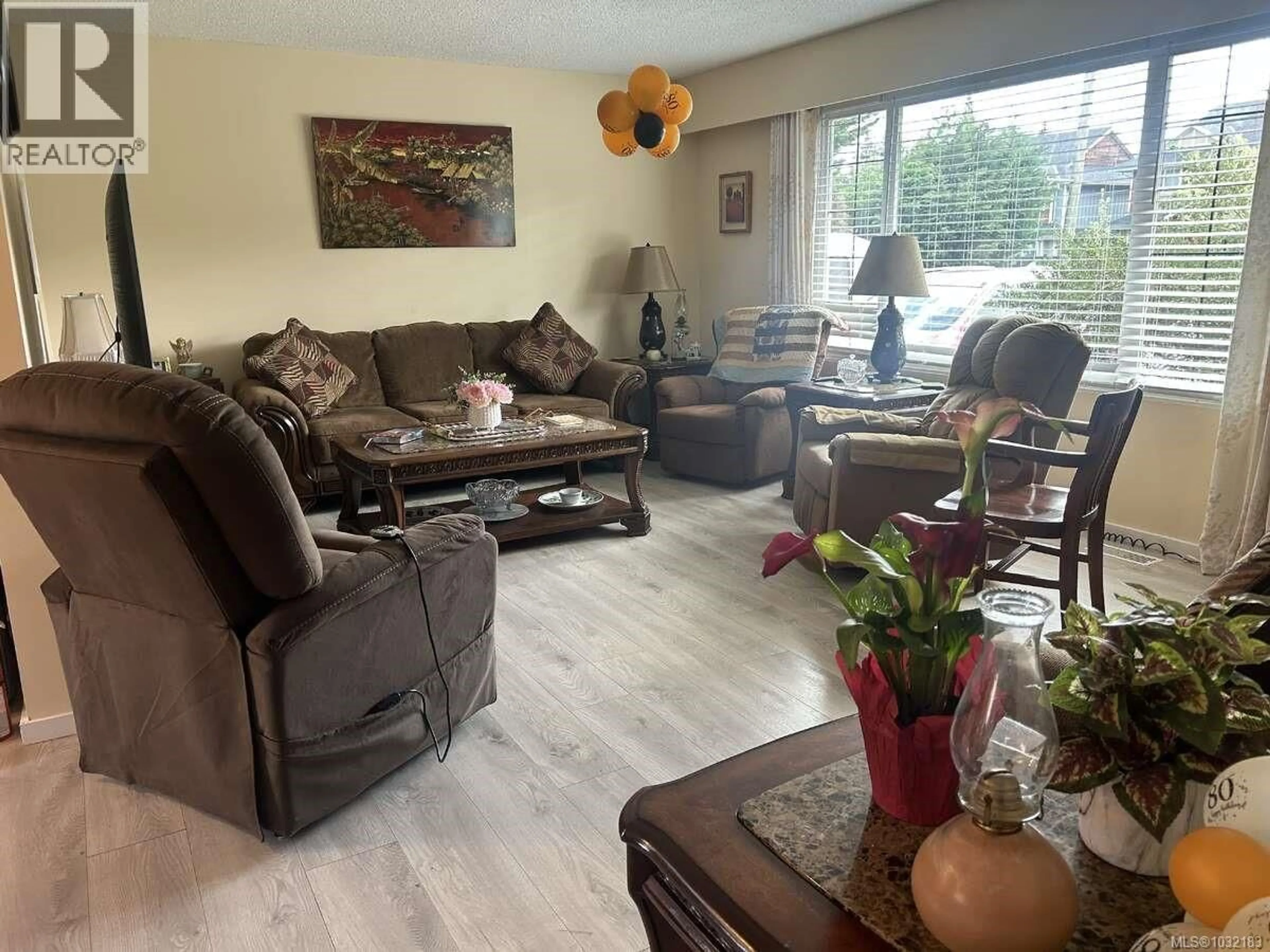 Living room with furniture, wood/laminate floor for 3067 SHERMAN ROAD, Duncan British Columbia V9L2C1