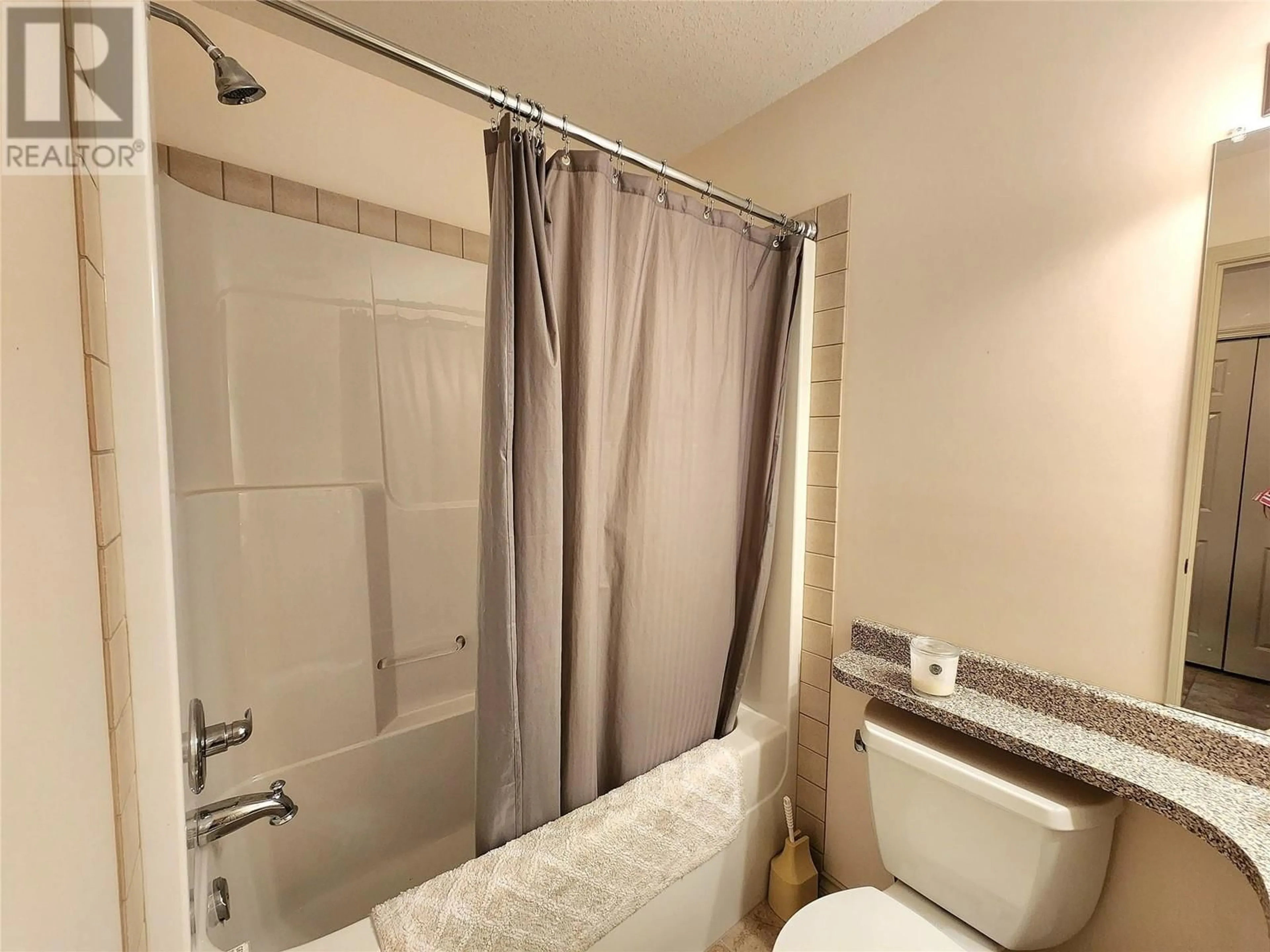 Standard bathroom for 2125 Atkinson Street Unit# 302, Penticton British Columbia V2A9E6