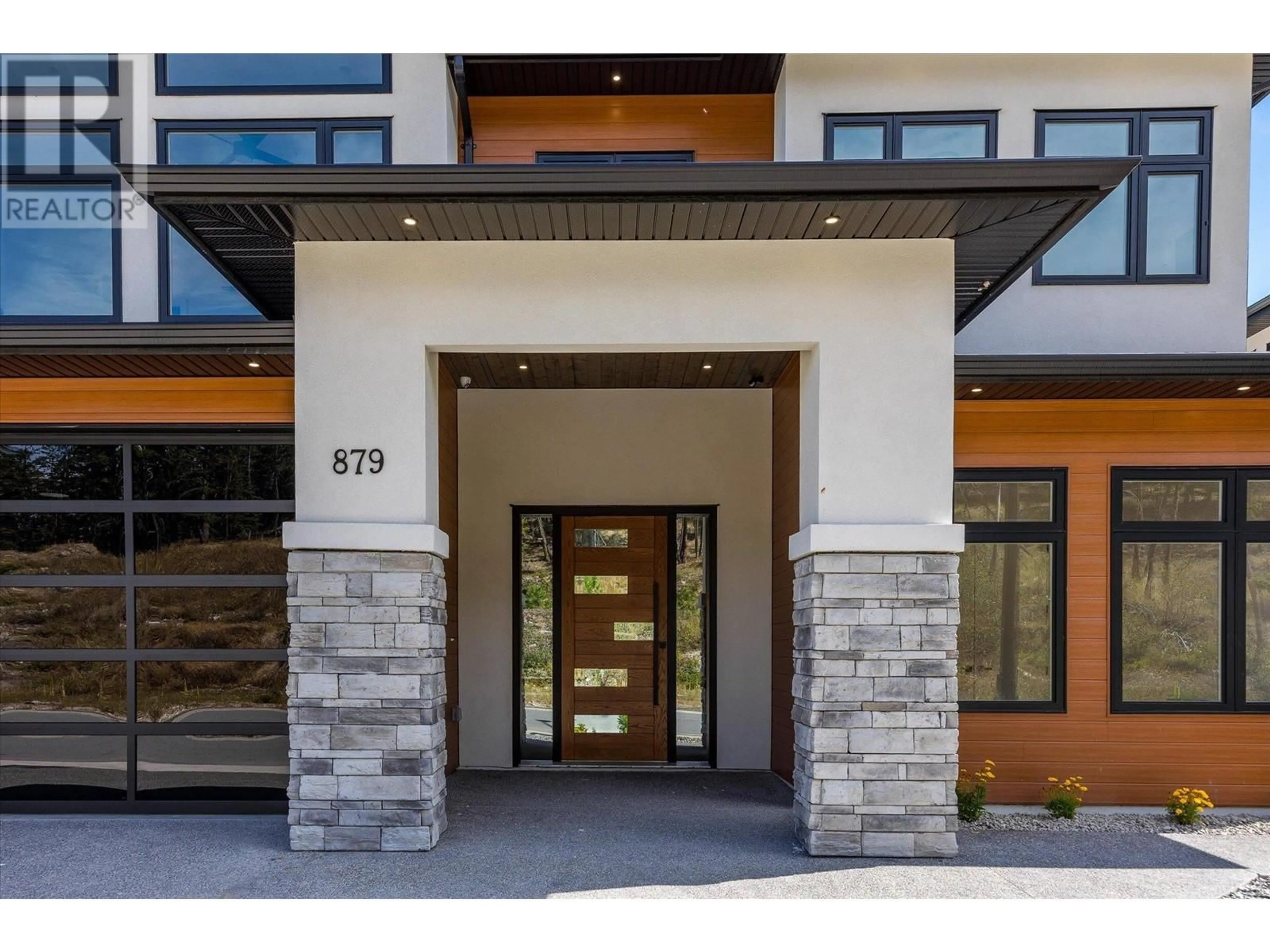 Indoor entryway, wood floors for 879 Loseth Drive, Kelowna British Columbia V1P0A8