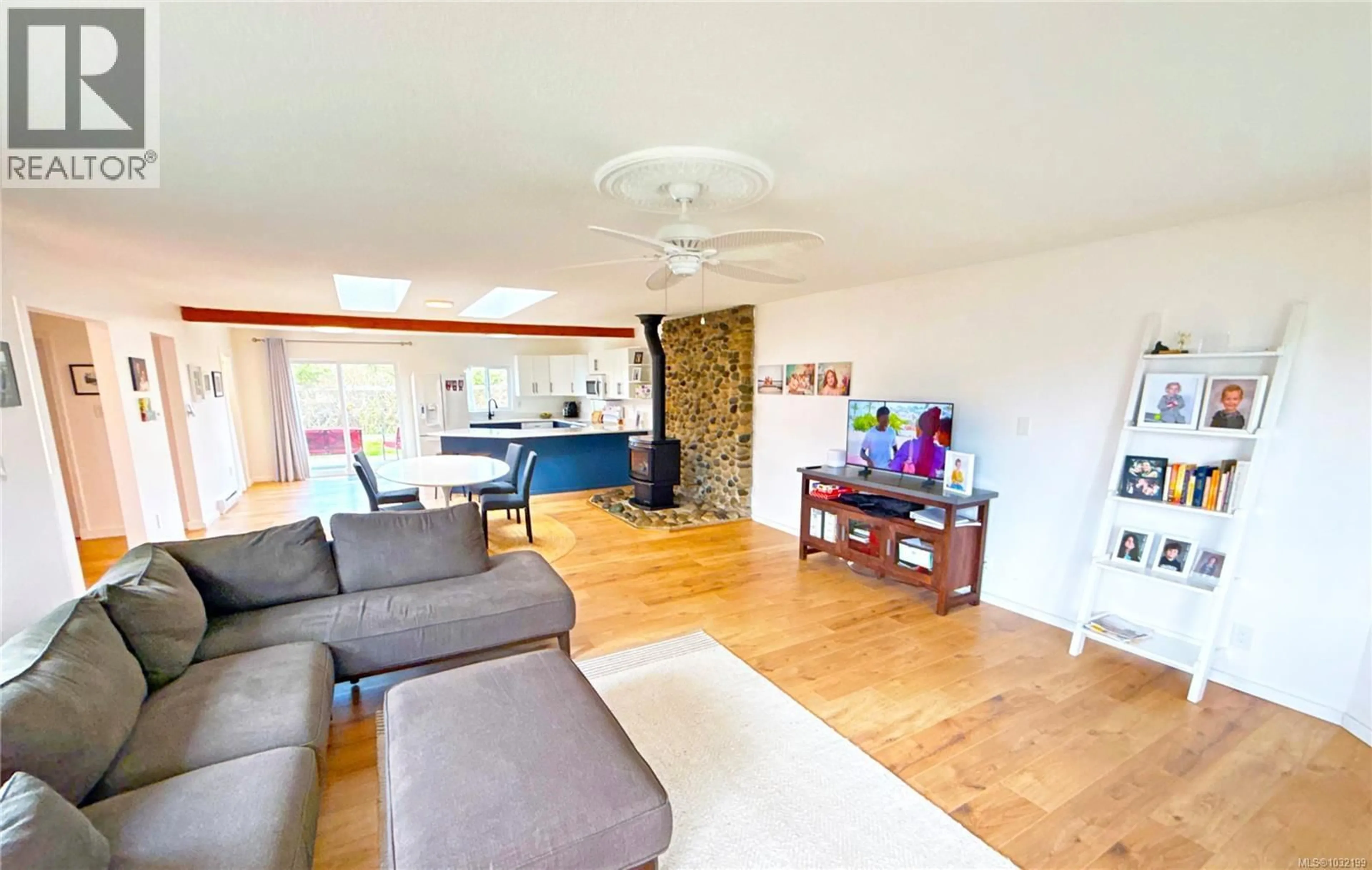 Living room with furniture, wood/laminate floor for 151 COOPER PLACE, Parksville British Columbia V9P1M4