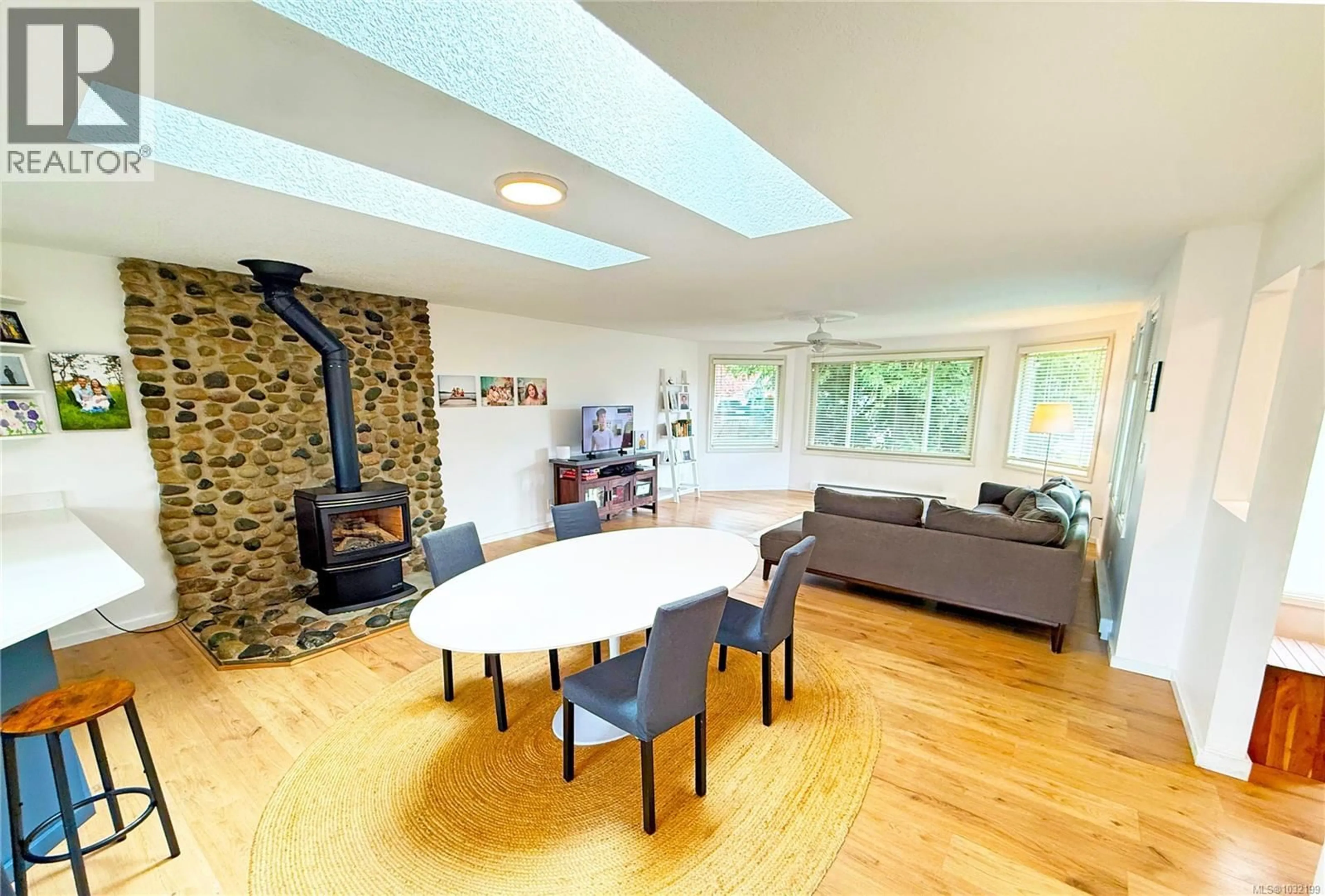 Living room with furniture, wood/laminate floor for 151 COOPER PLACE, Parksville British Columbia V9P1M4