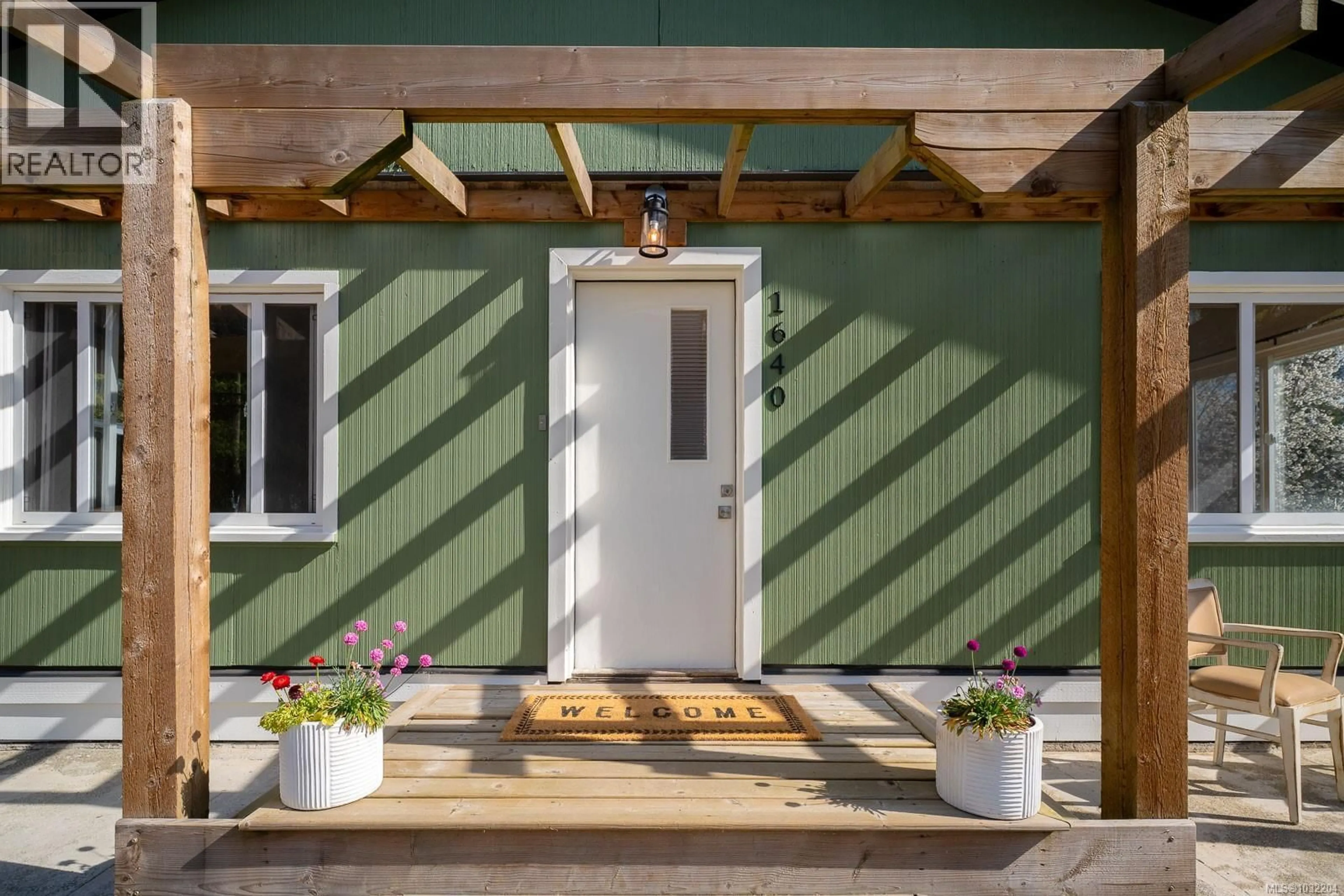 Patio, street for 1640 CEDAR ROAD, Nanaimo British Columbia V9X1L4