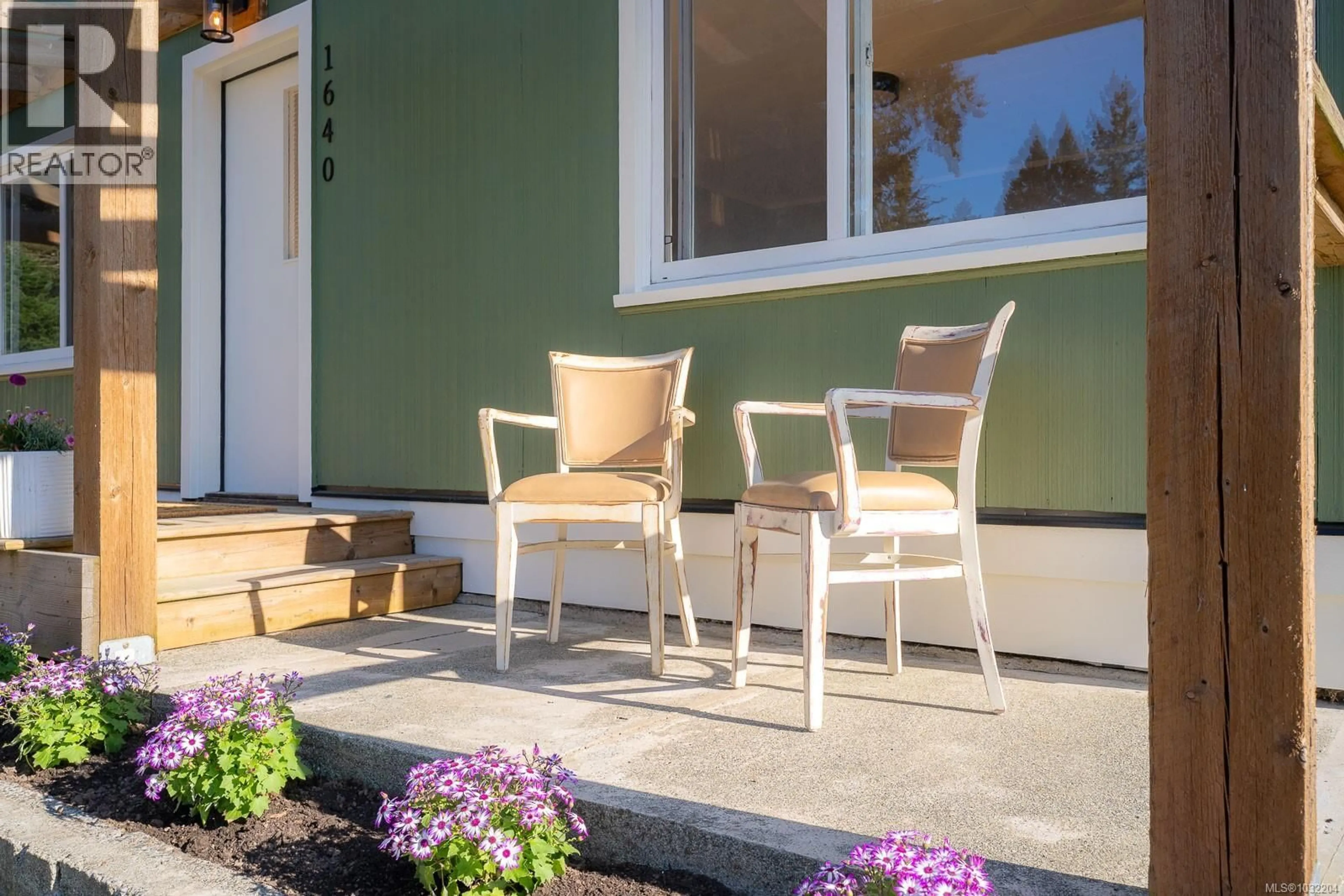 Patio, street for 1640 CEDAR ROAD, Nanaimo British Columbia V9X1L4