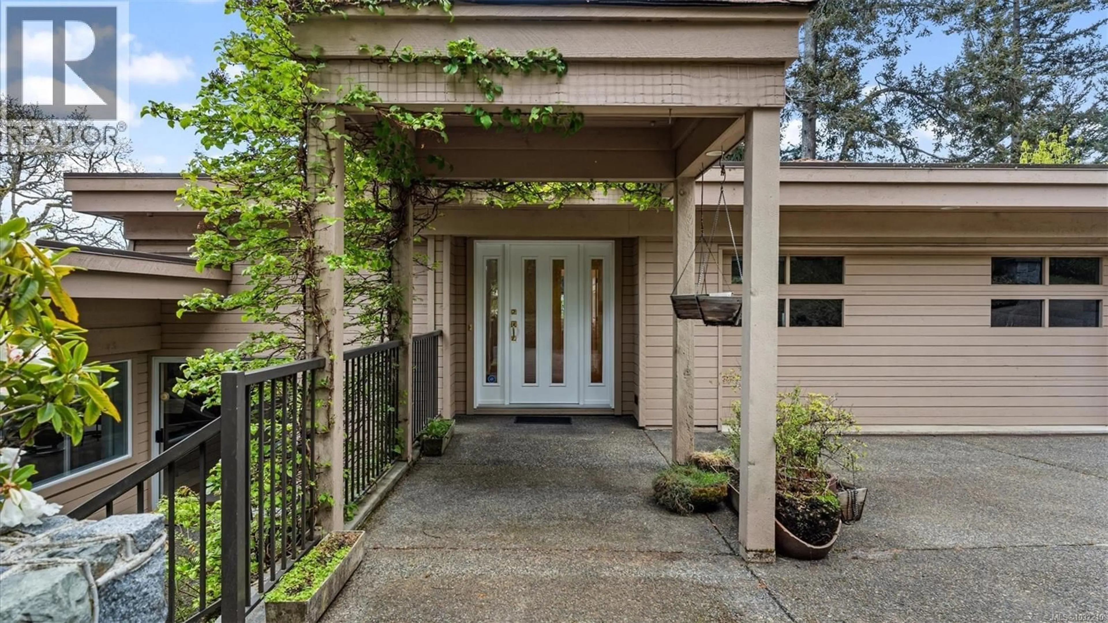 Indoor entryway for 928 COBBLESTONE LANE, Saanich British Columbia V8Y3G3