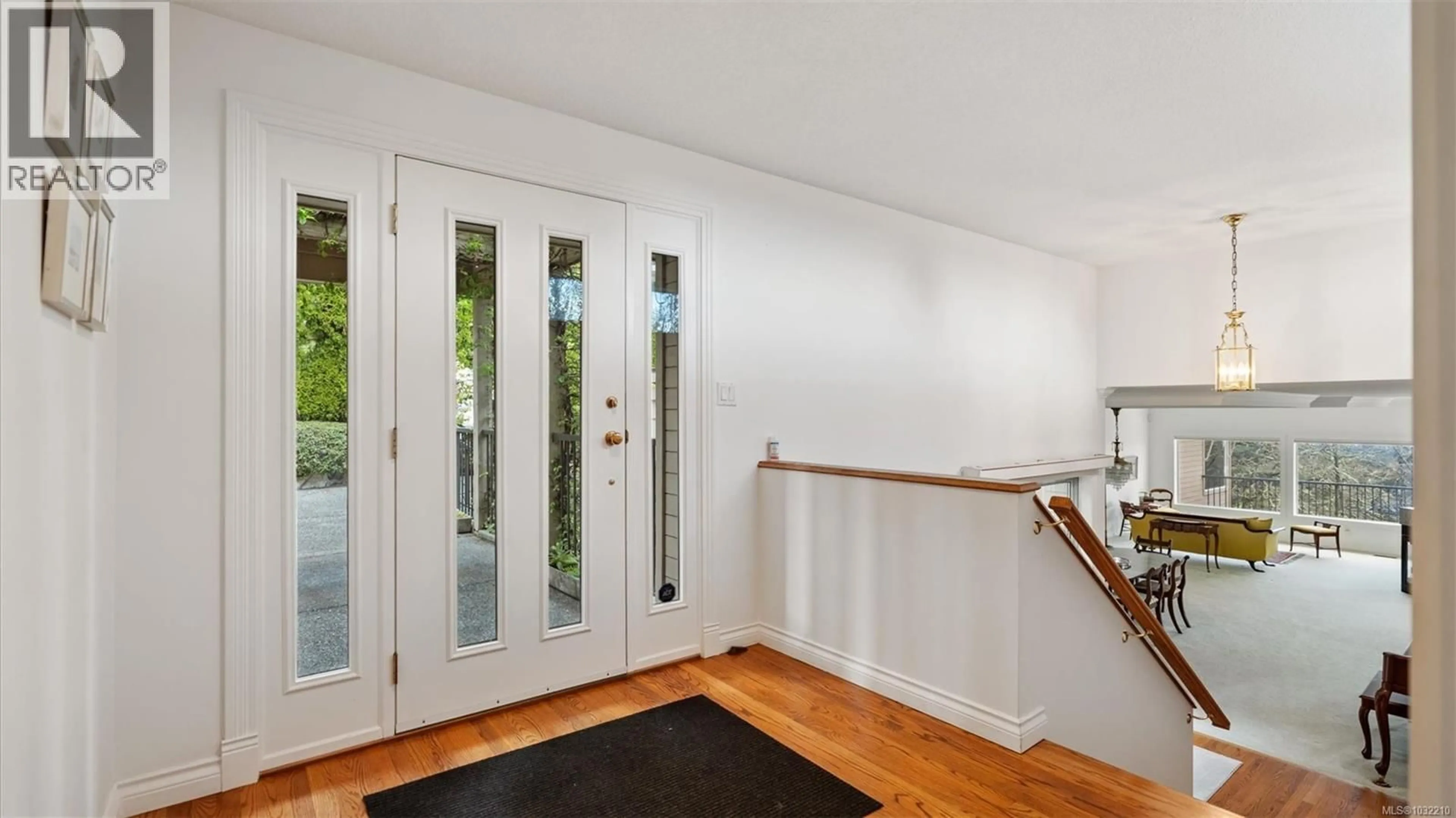 Indoor entryway for 928 COBBLESTONE LANE, Saanich British Columbia V8Y3G3