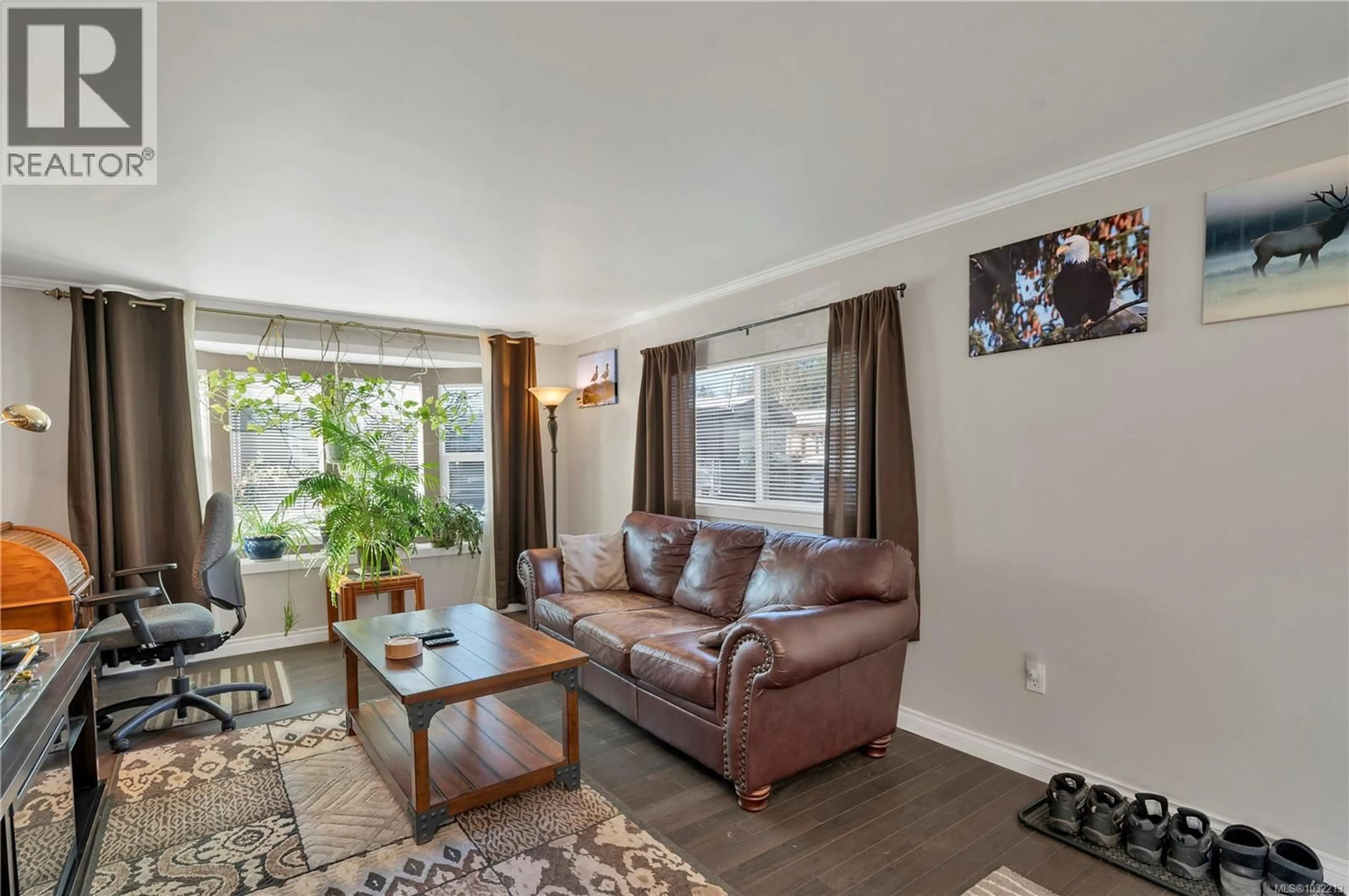 Living room with furniture, wood/laminate floor for 30 - 2520 QUINSAM ROAD, Campbell River British Columbia V9W4N4