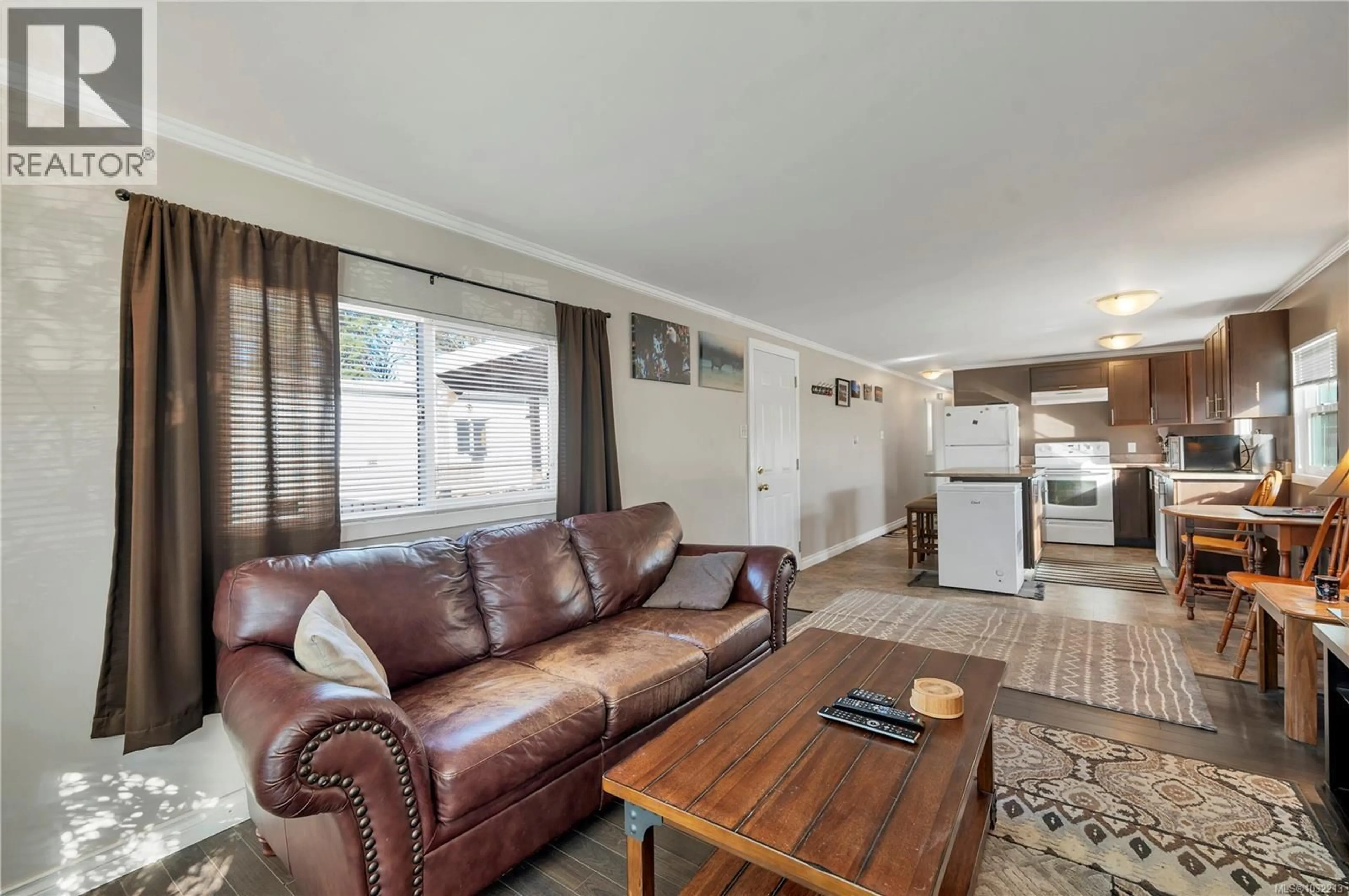 Living room with furniture, wood/laminate floor for 30 - 2520 QUINSAM ROAD, Campbell River British Columbia V9W4N4