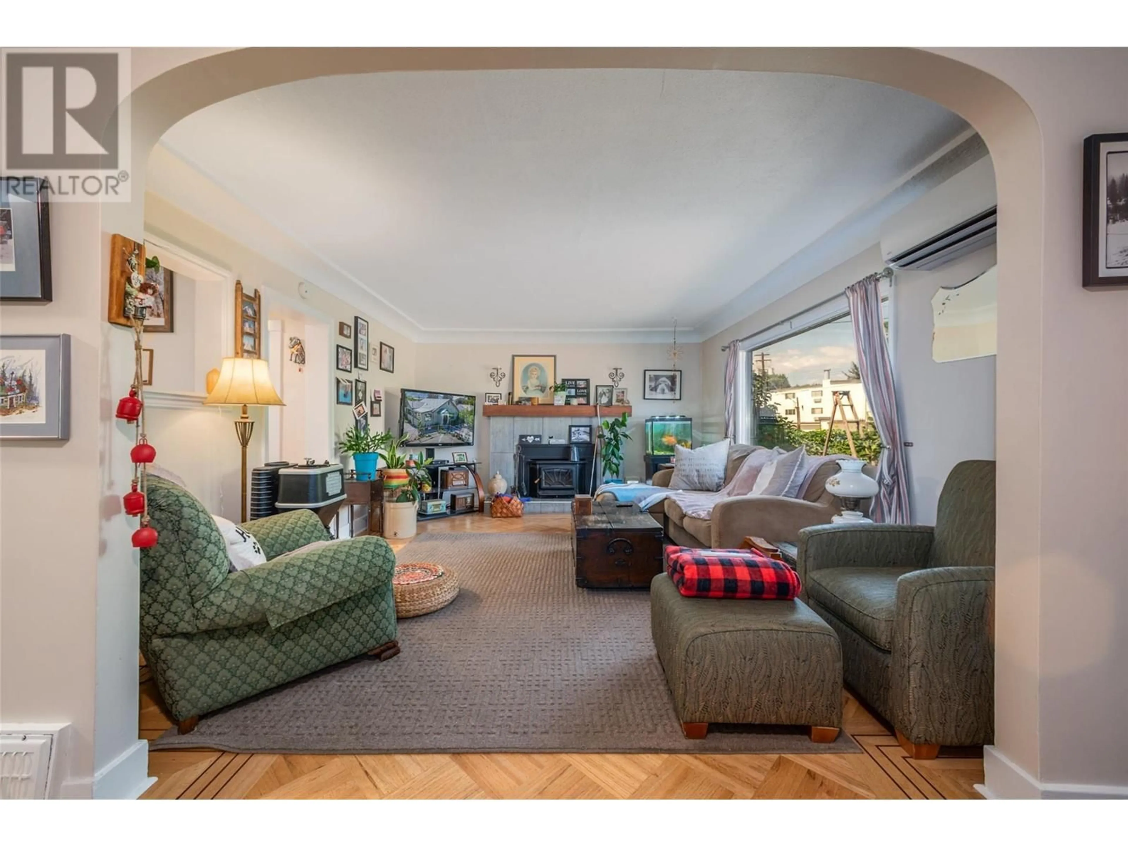 Living room with furniture, unknown for 930 VERNON AVENUE, Penticton British Columbia V2A1P8