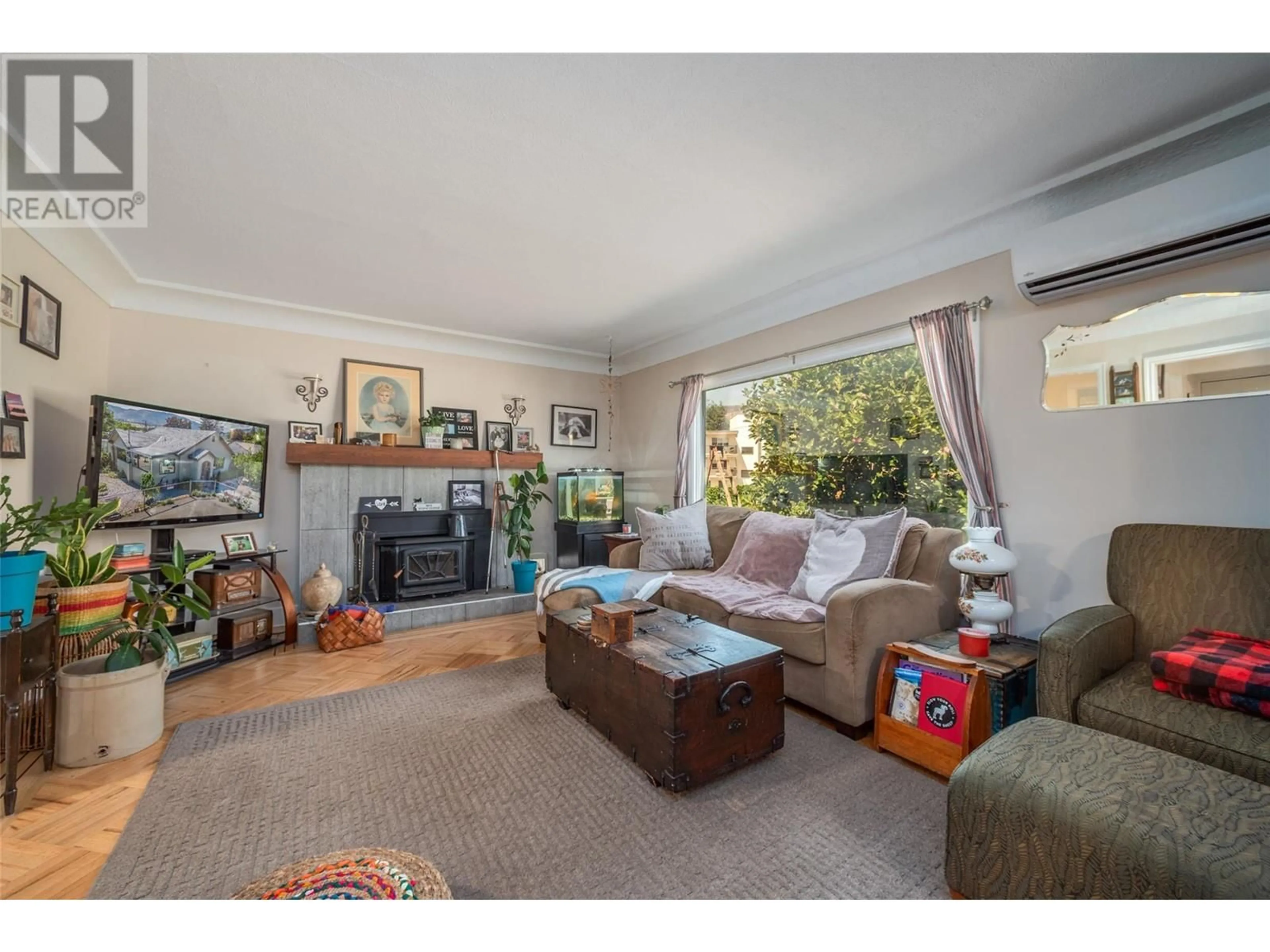 Living room with furniture, unknown for 930 VERNON AVENUE, Penticton British Columbia V2A1P8