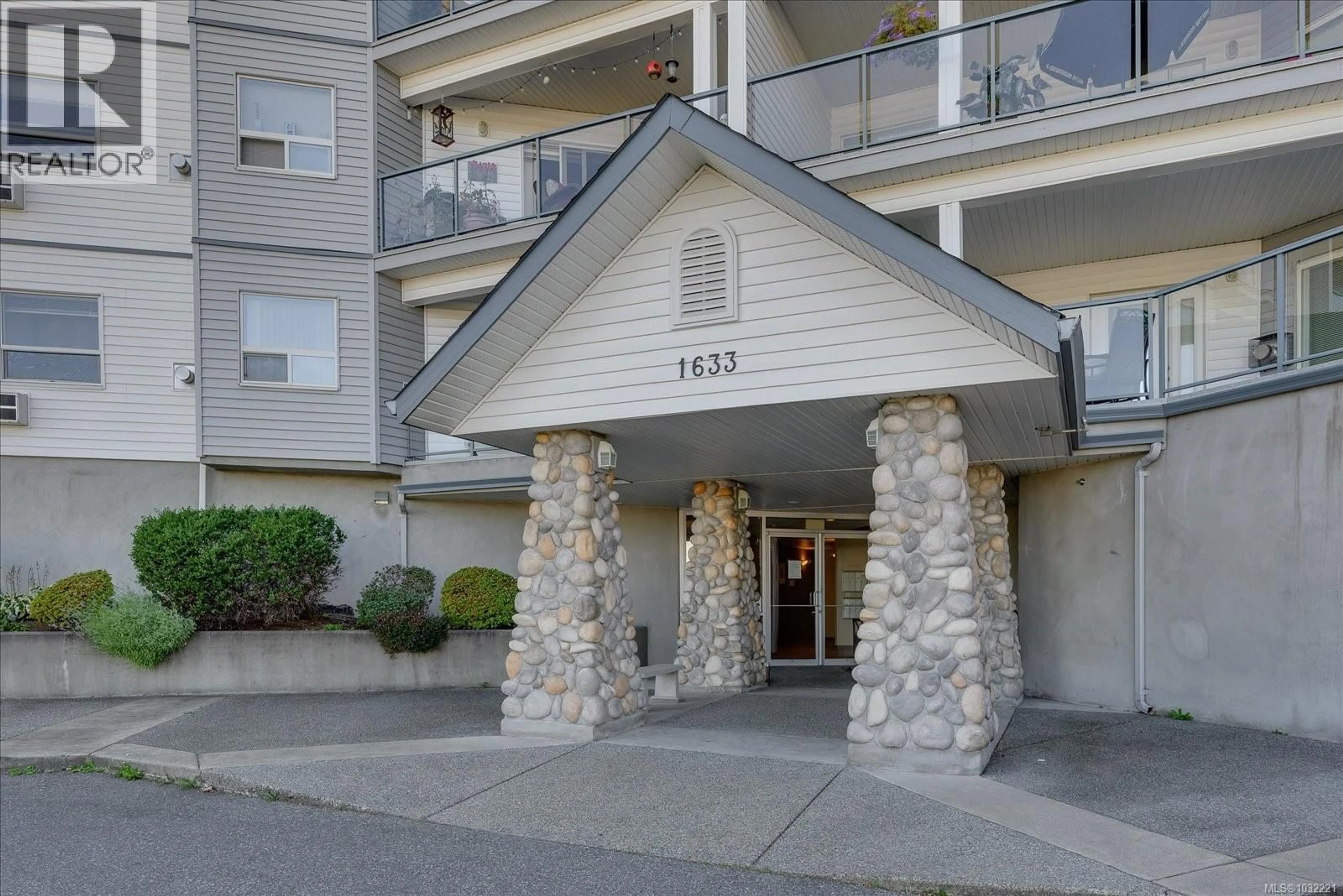 Indoor foyer for 311 - 1633 DUFFERIN CRESCENT, Nanaimo British Columbia V9S5T4