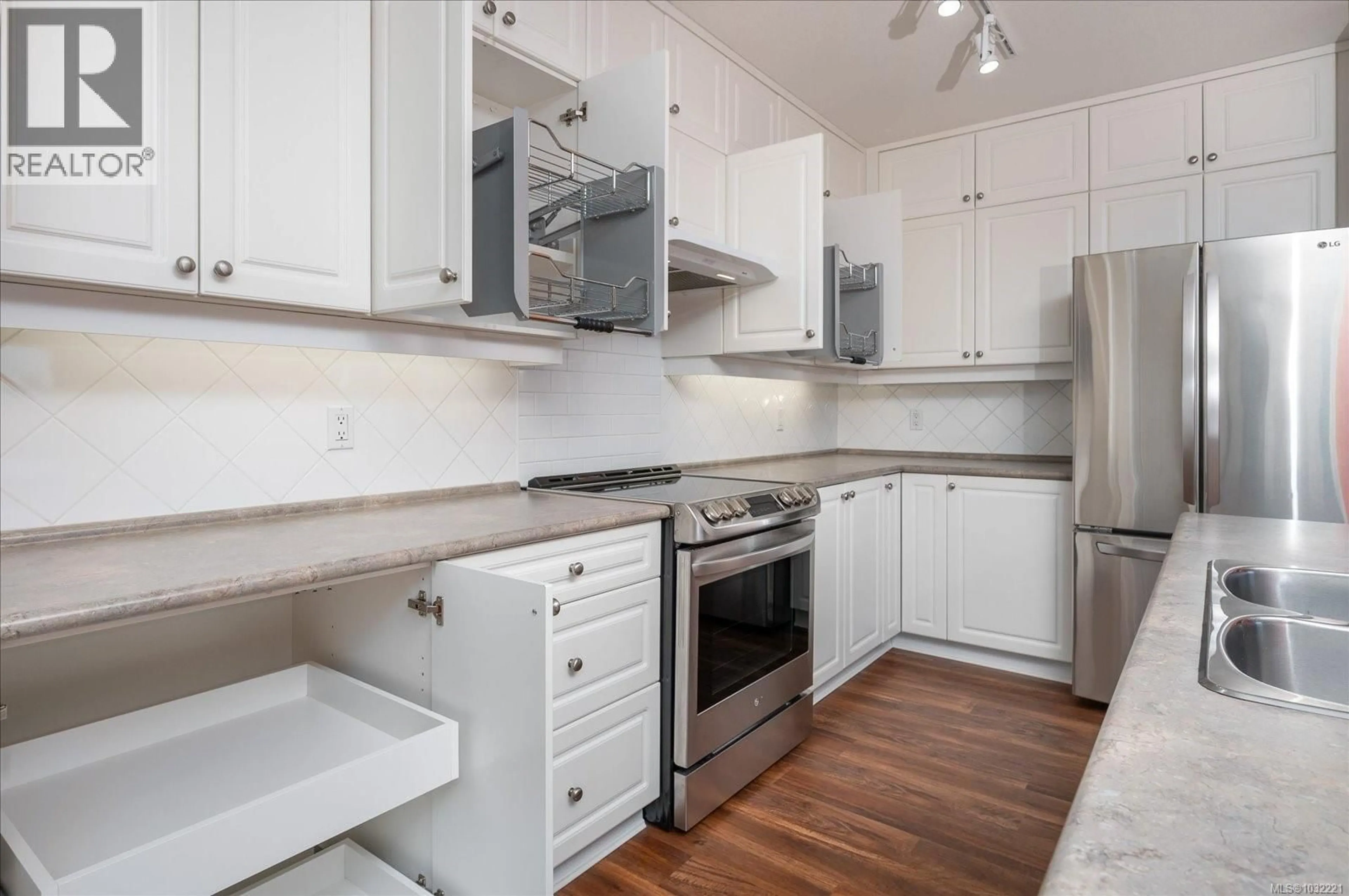 Standard kitchen, unknown for 311 - 1633 DUFFERIN CRESCENT, Nanaimo British Columbia V9S5T4