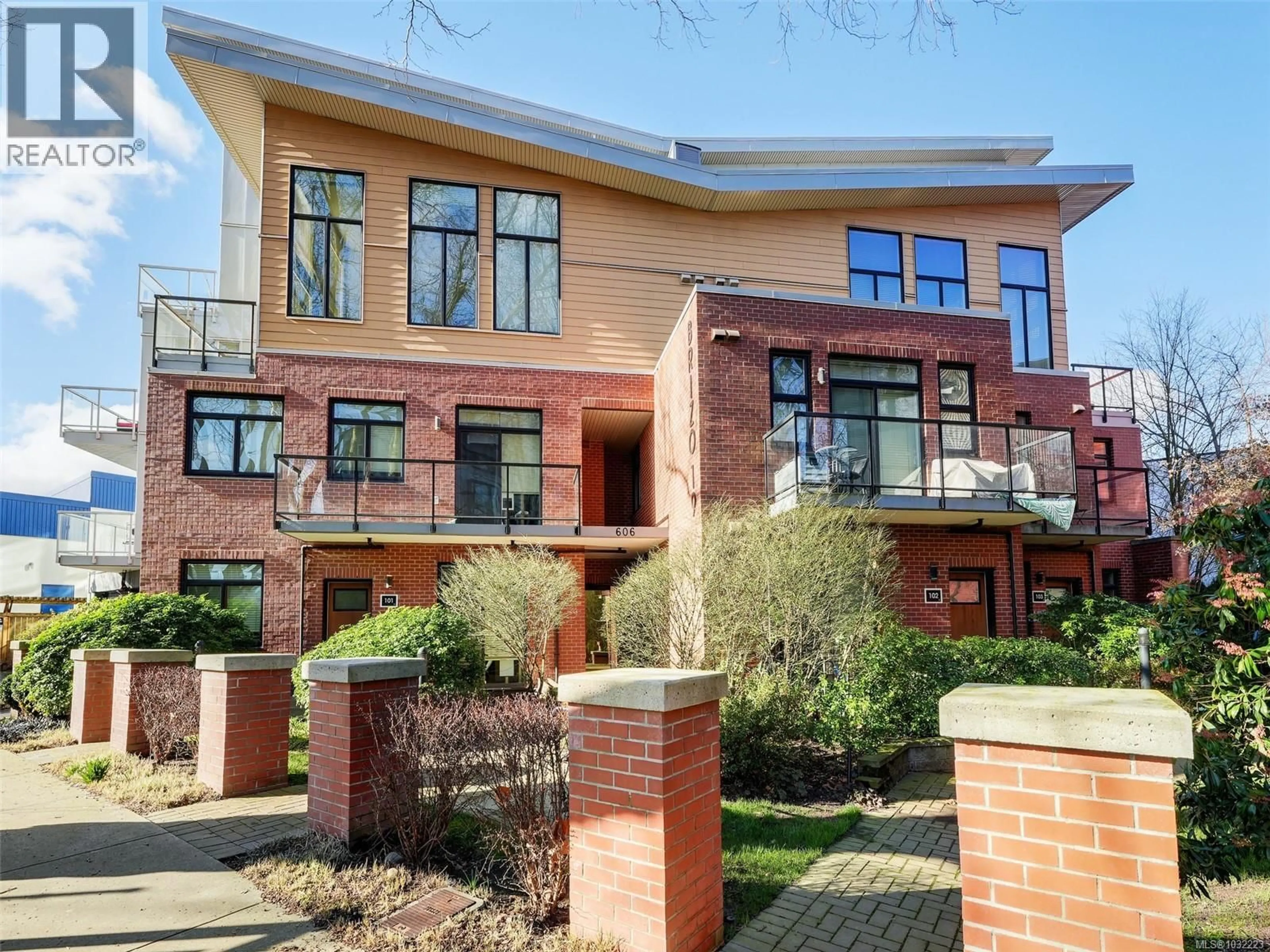 Home with brick exterior material, building for 305 - 606 SPEED AVENUE, Victoria British Columbia V8Z1A4