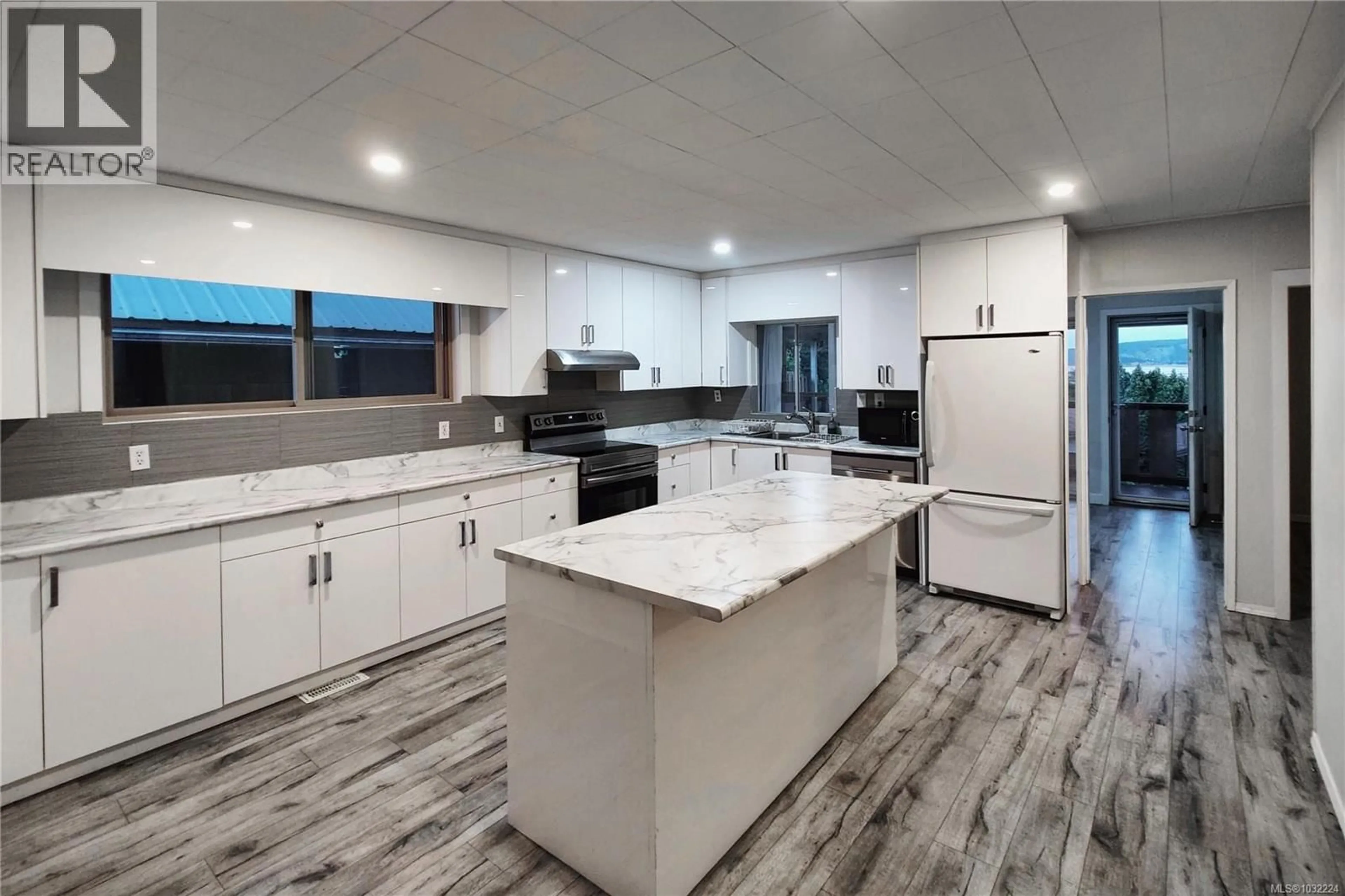 Open concept kitchen, ceramic/tile floor for 18 GILLESPIE STREET SOUTH, Nanaimo British Columbia V9R4Y3