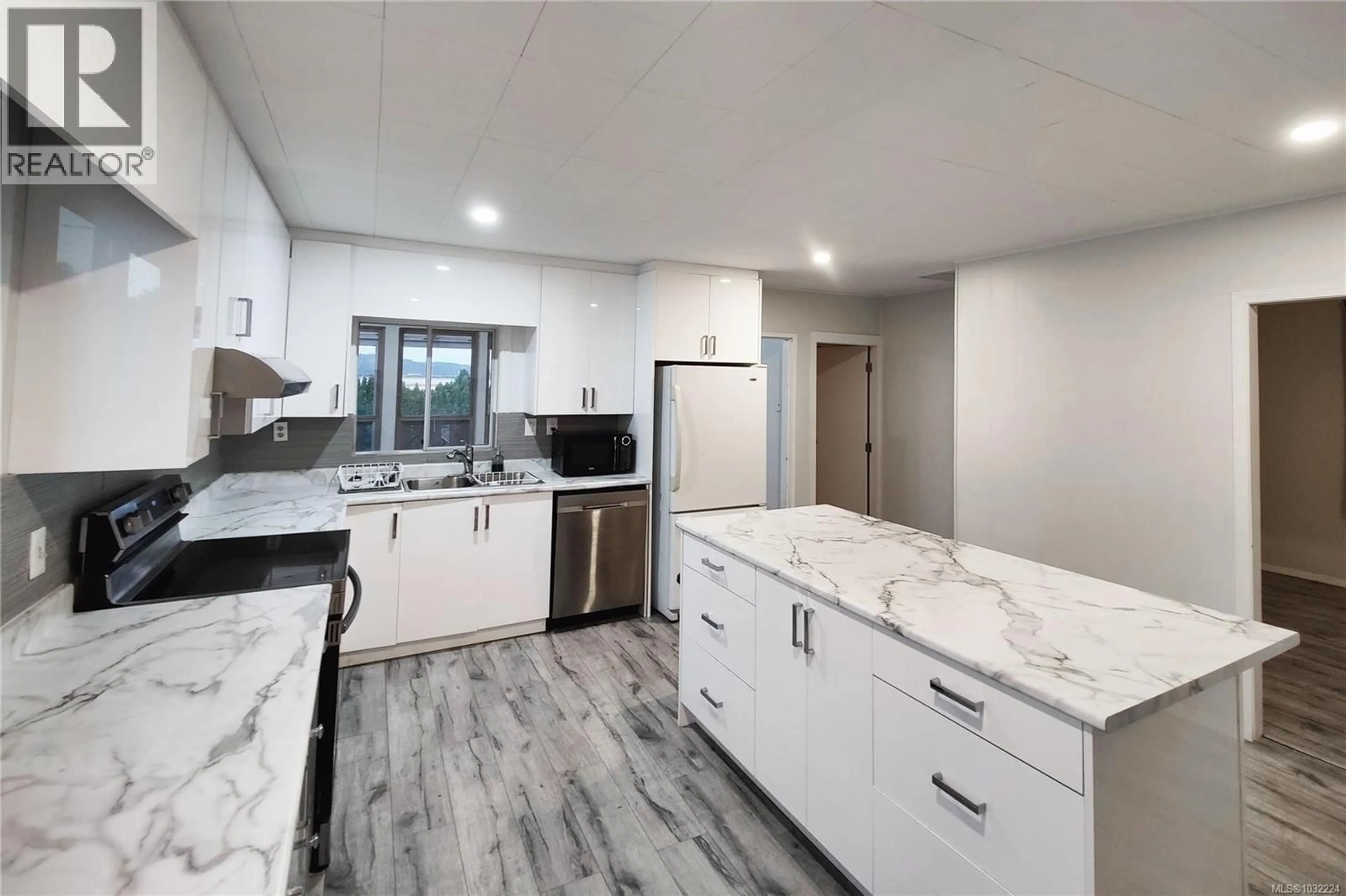 Open concept kitchen, ceramic/tile floor for 18 GILLESPIE STREET SOUTH, Nanaimo British Columbia V9R4Y3