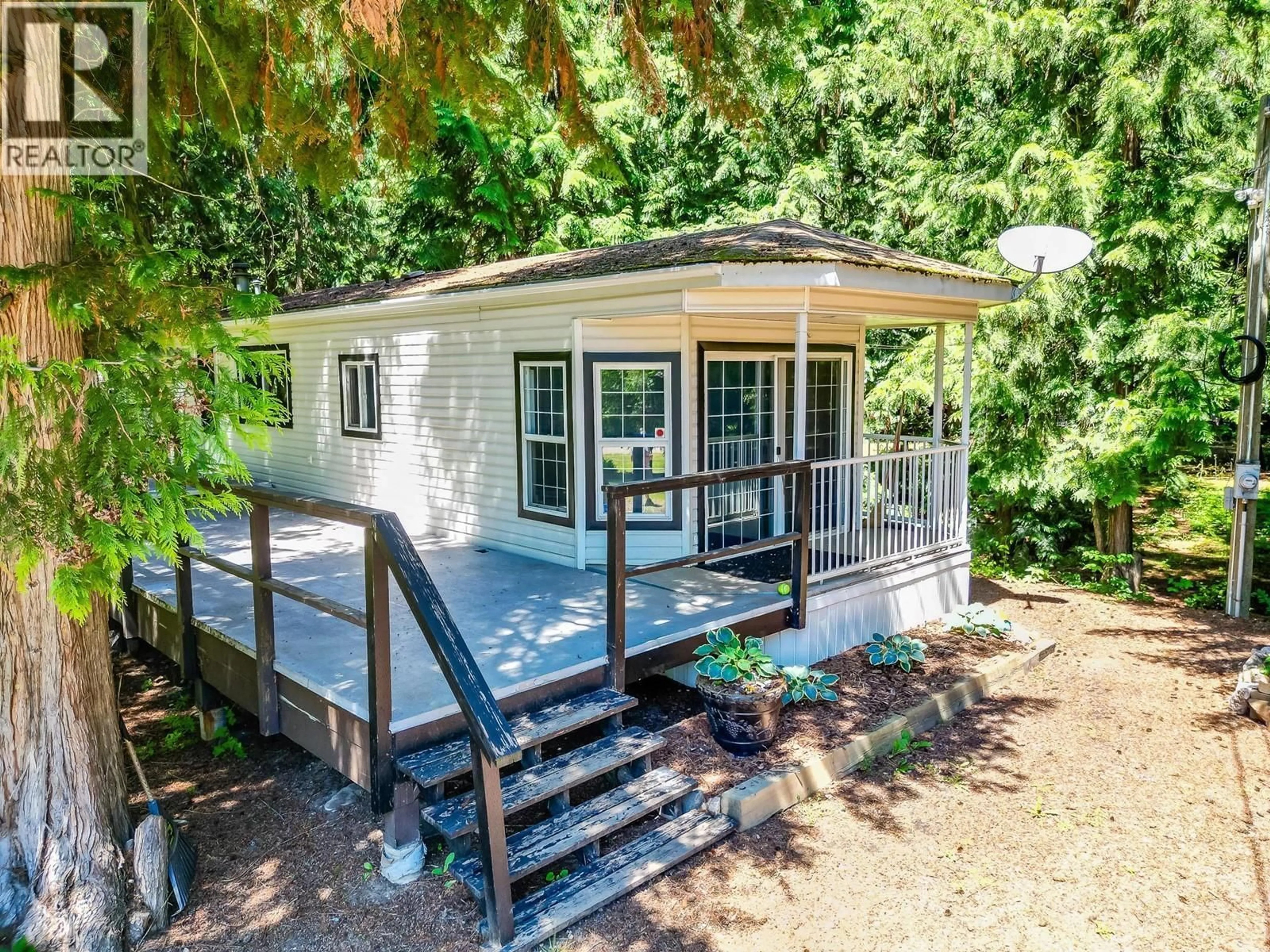 Home with vinyl exterior material, water/lake/river/ocean view for SANTA ROAD, Scotch Creek British Columbia V0E1M5