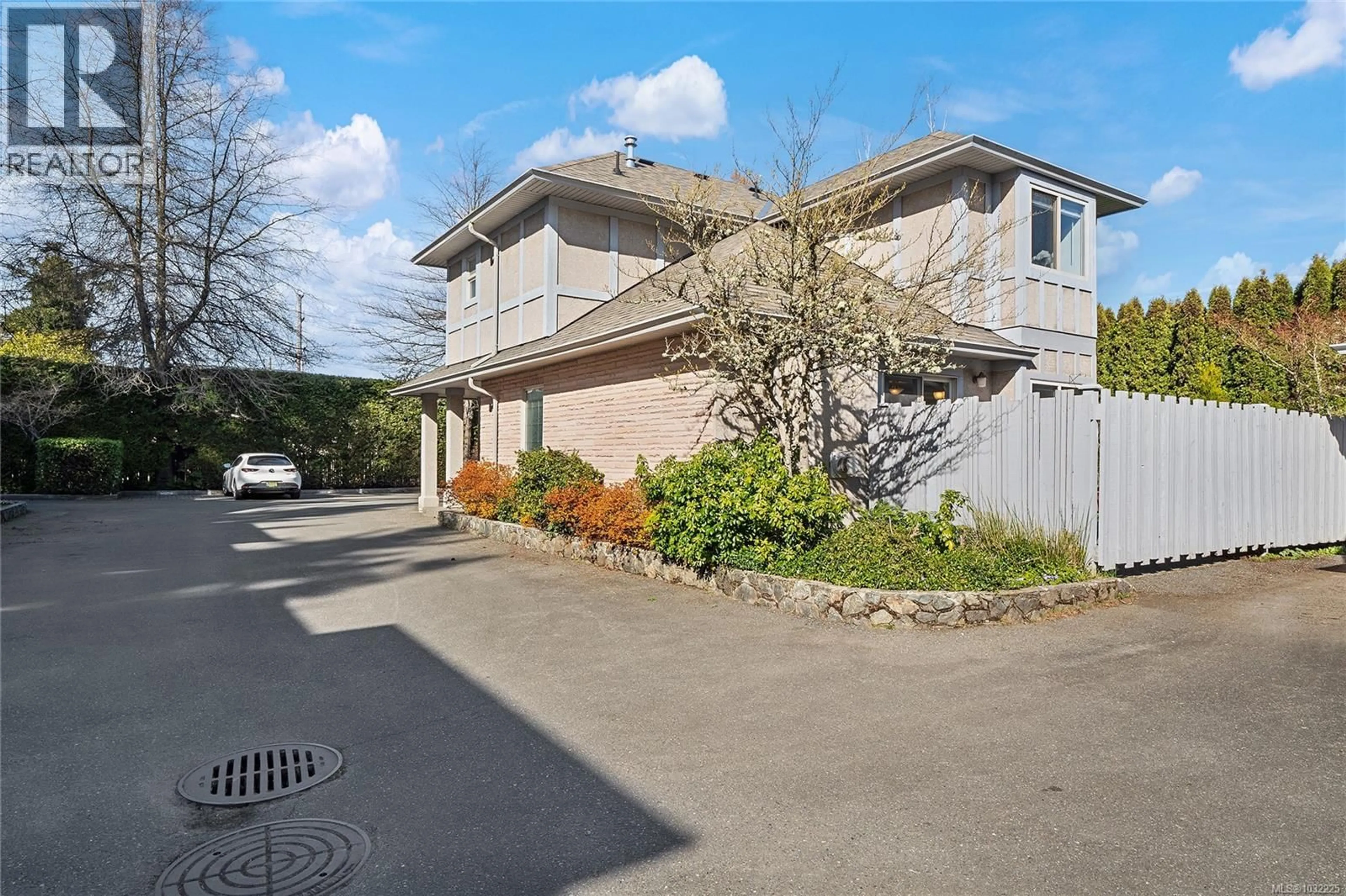 A pic from outside/outdoor area/front of a property/back of a property/a pic from drone, street for 5 - 1809 MCKENZIE AVENUE, Saanich British Columbia V8N1A6