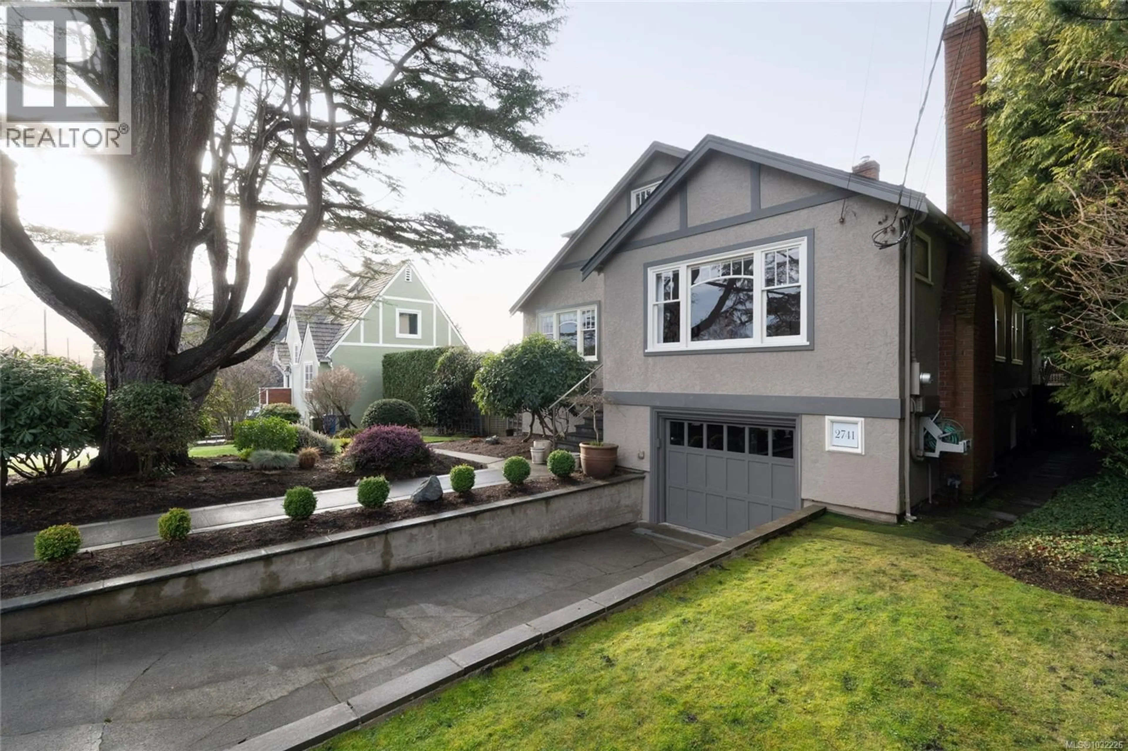 Home with vinyl exterior material, street for 2741 DUFFERIN AVENUE, Oak Bay British Columbia V8R3L5