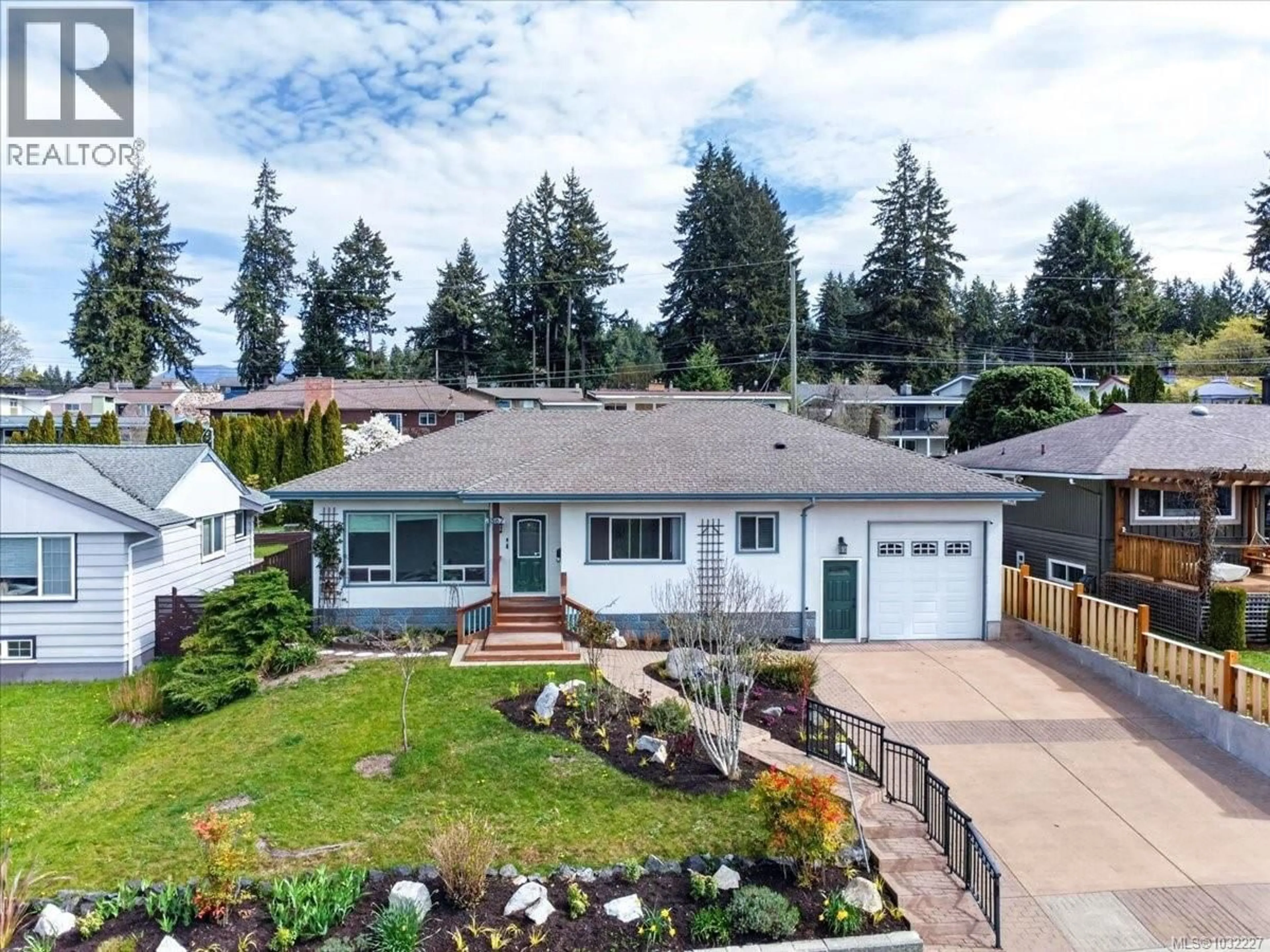 A pic from outside/outdoor area/front of a property/back of a property/a pic from drone, street for 3567 16TH STREET, Port Alberni British Columbia V9Y5C9