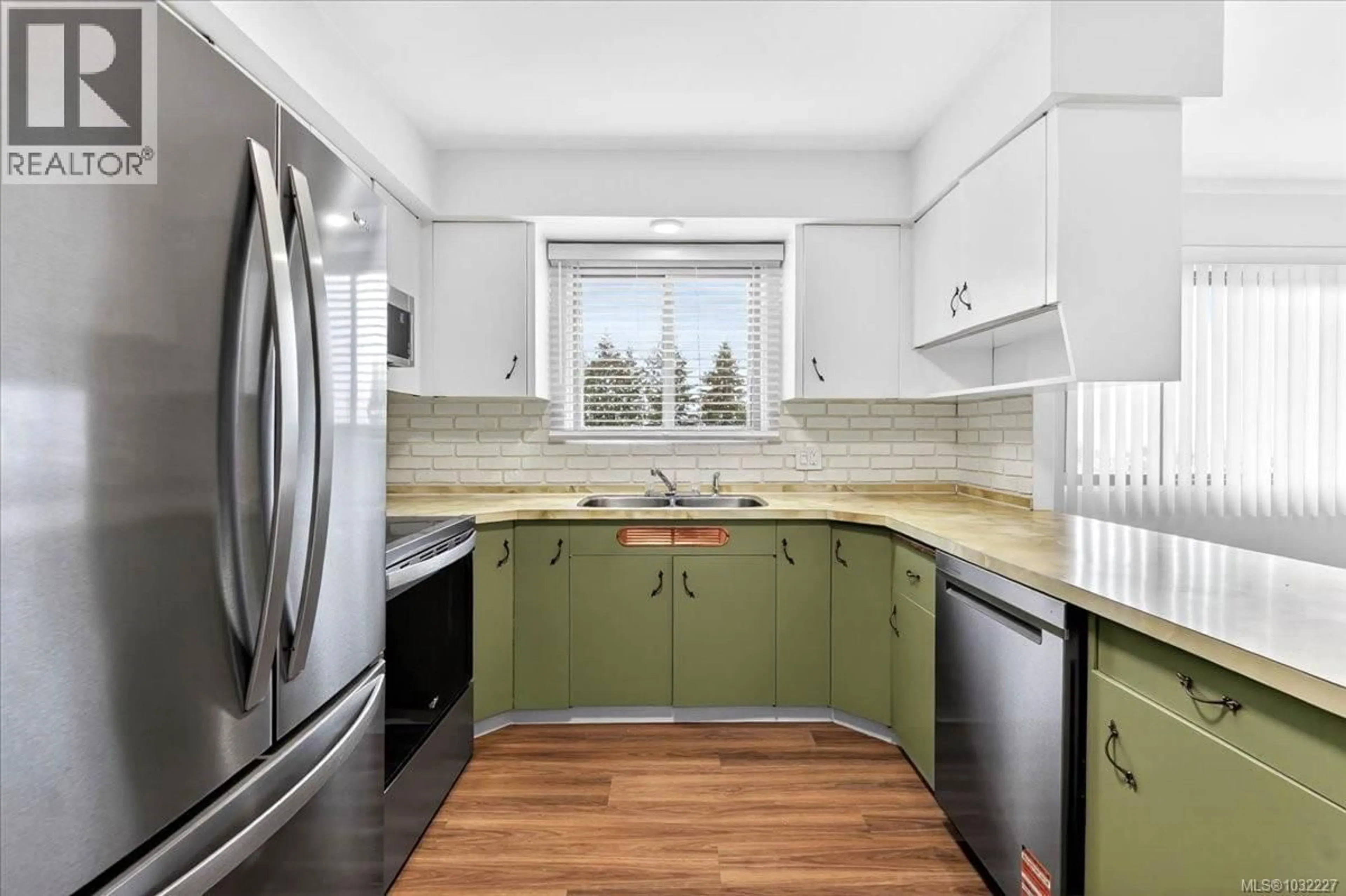 Standard kitchen, ceramic/tile floor for 3567 16TH STREET, Port Alberni British Columbia V9Y5C9