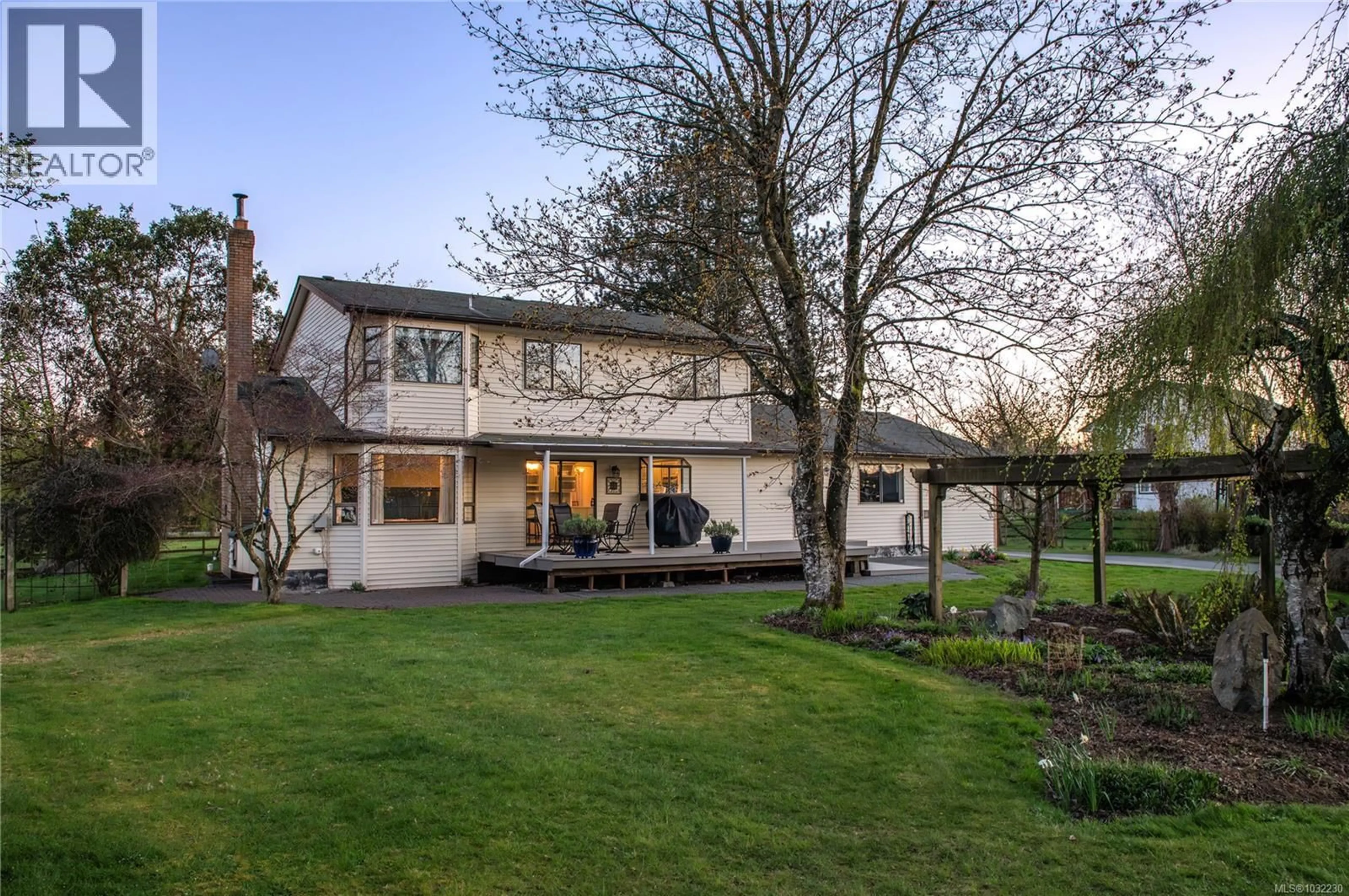 A pic from outside/outdoor area/front of a property/back of a property/a pic from drone, street for 2054 EVERGREEN ROAD, Campbell River British Columbia V9W7L1