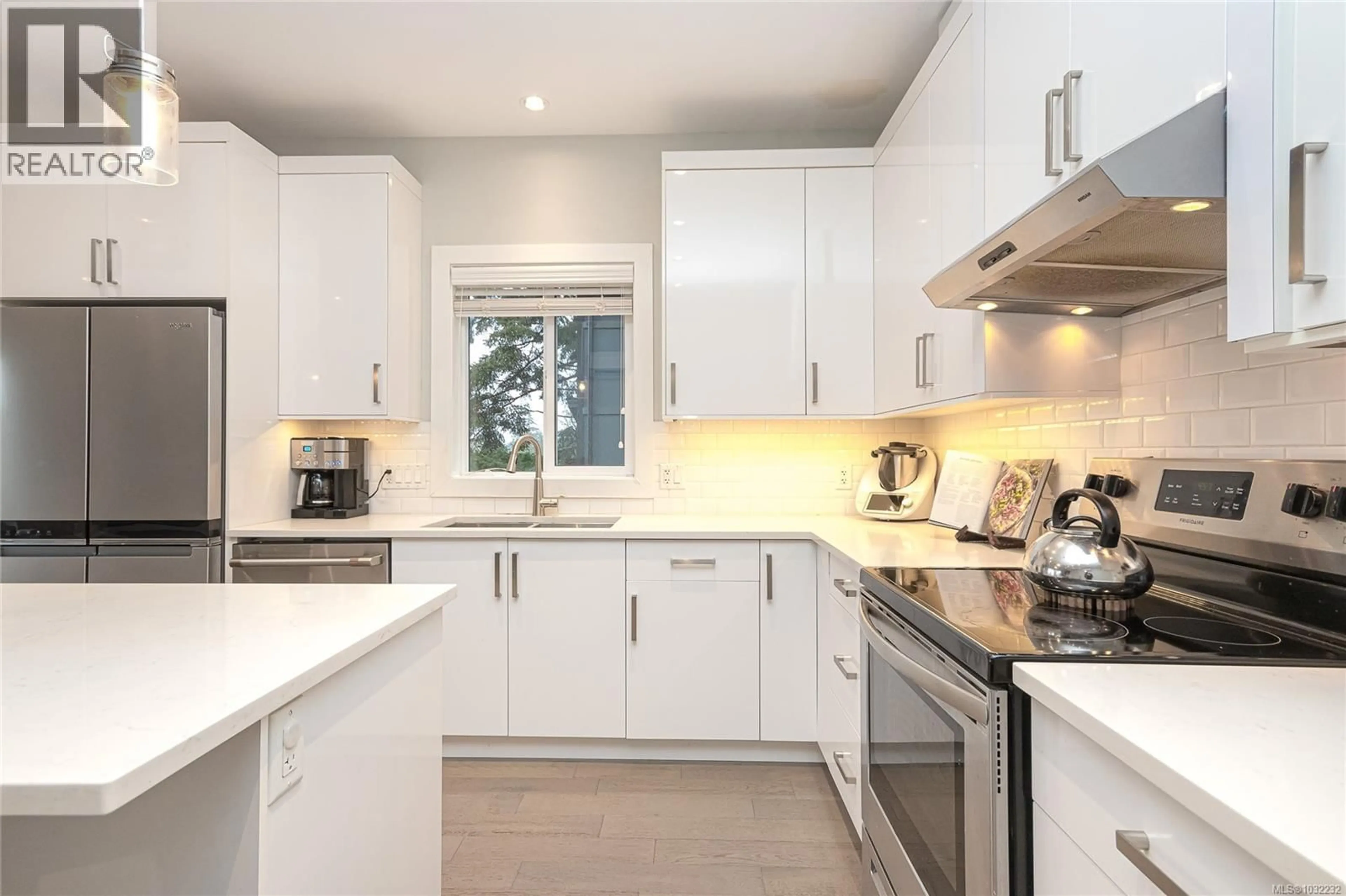 Contemporary kitchen, unknown for 784 BRAVEHEART LANE, Colwood British Columbia V9C3R5