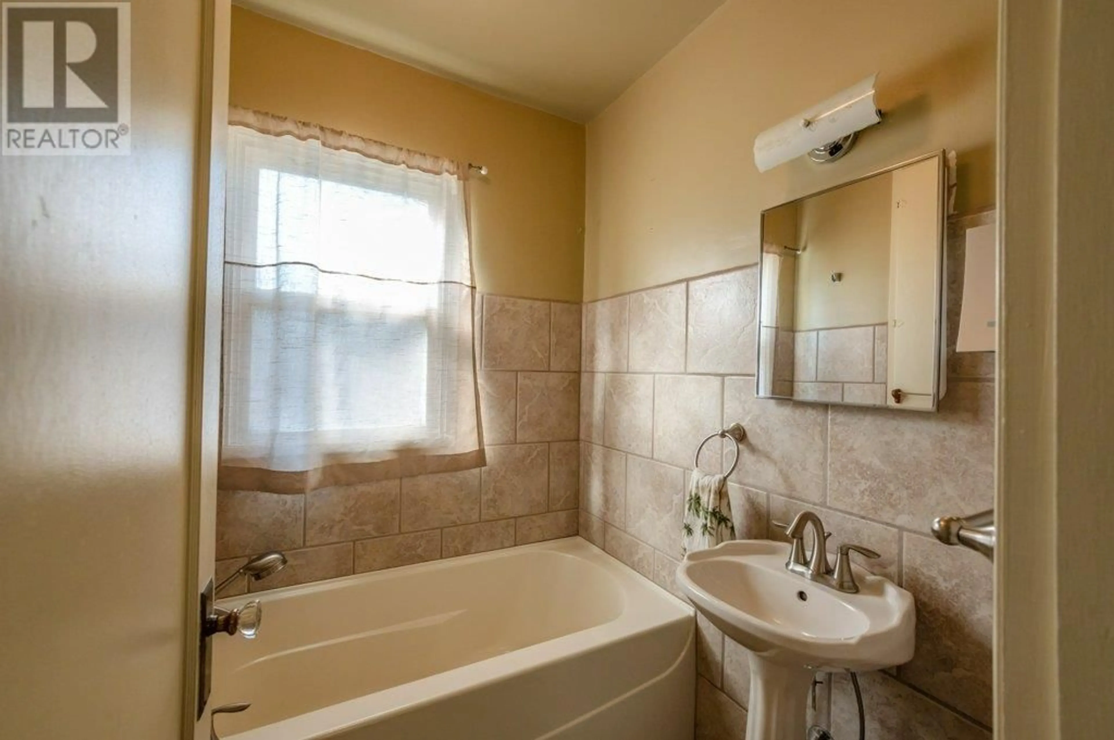Standard bathroom, ceramic/tile floor for 470 HEALES AVENUE, Penticton British Columbia V2A1G4