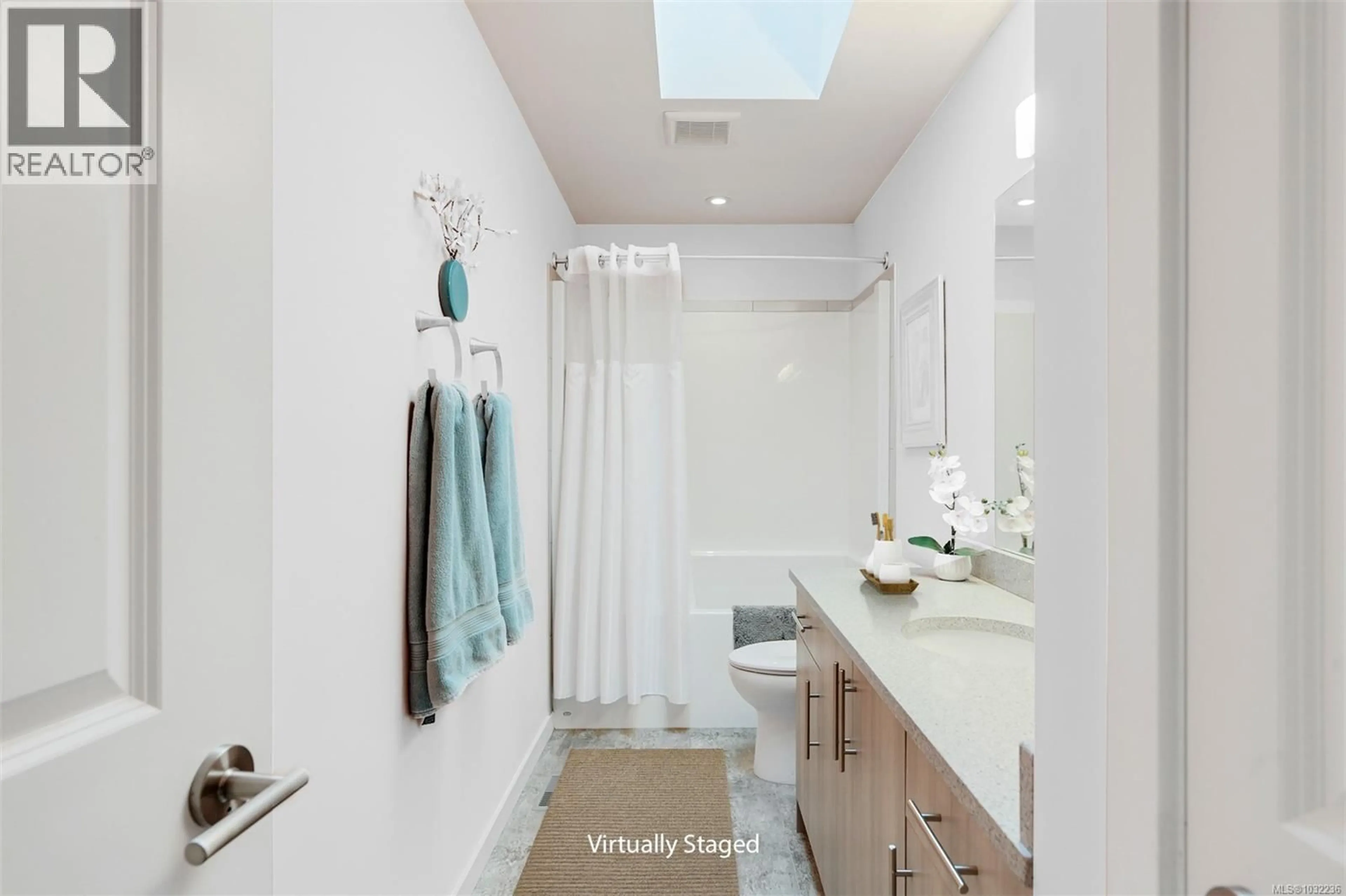 Contemporary bathroom, ceramic/tile floor for 52 - 7586 TETAYUT ROAD, Central Saanich British Columbia V8M0B4