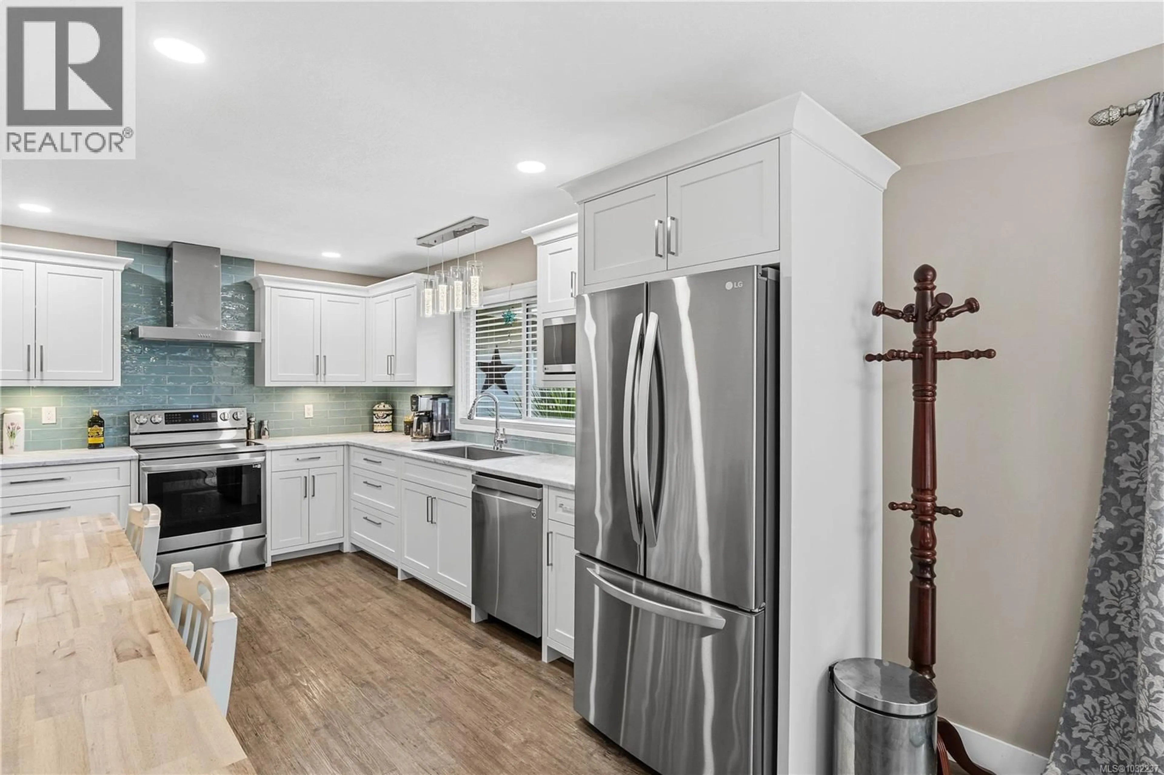 Open concept kitchen, ceramic/tile floor for 750 BRADBURY AVENUE, Parksville British Columbia V9P1B8