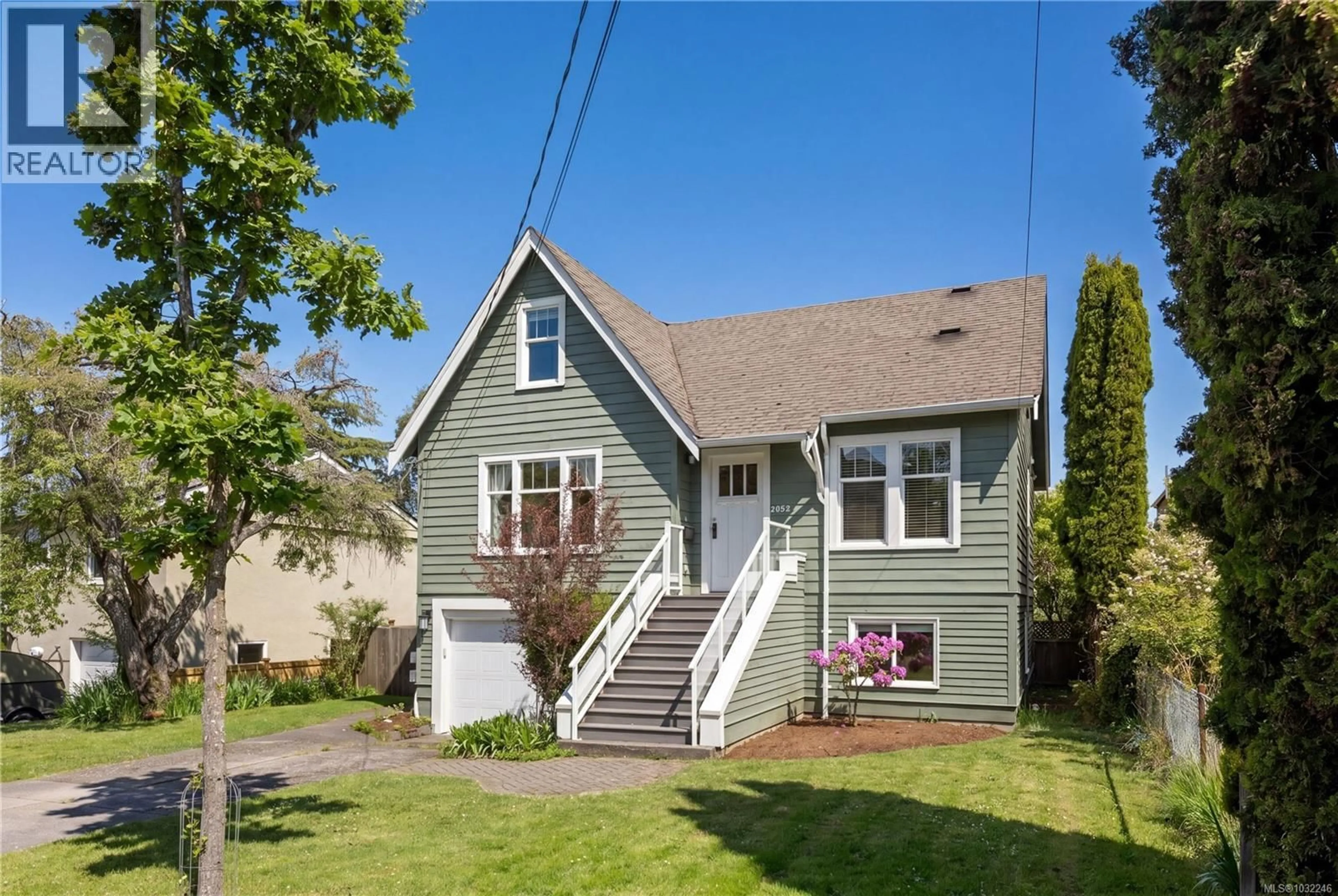 Home with vinyl exterior material, street for 2052 CARRICK STREET, Oak Bay British Columbia V8R2M6