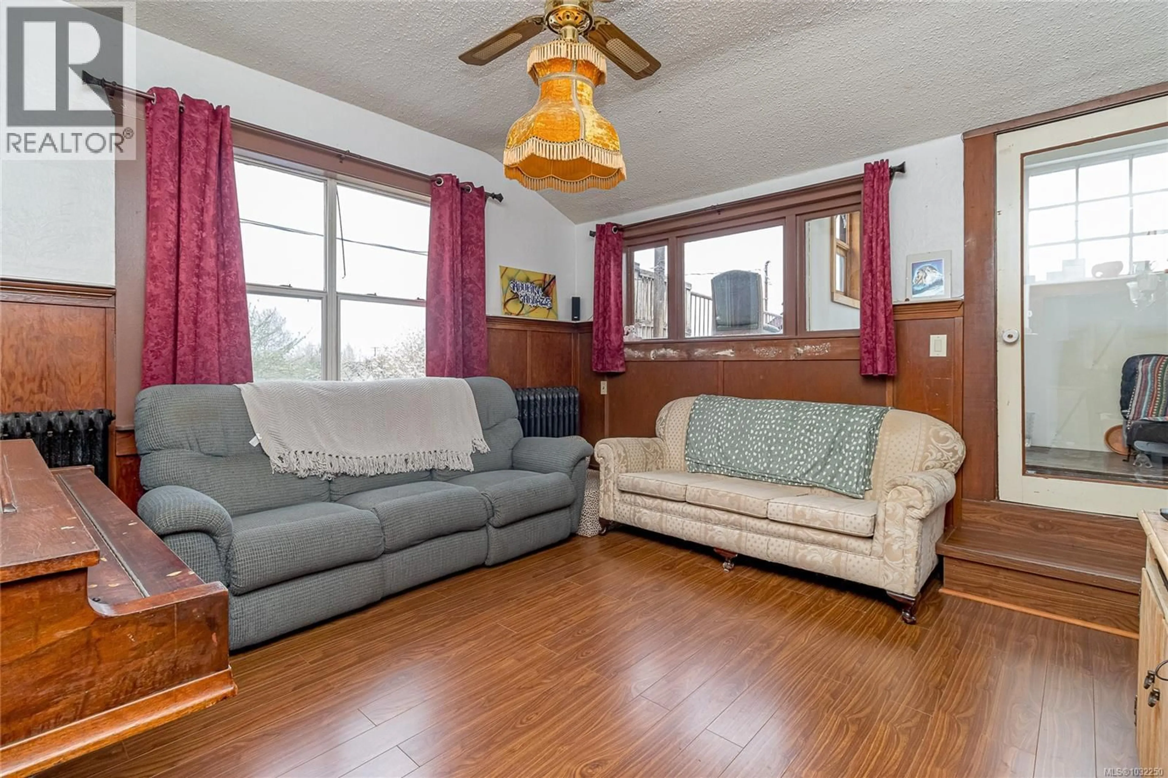Living room with furniture, wood/laminate floor for 451 IRWIN STREET, Nanaimo British Columbia V9R4X9