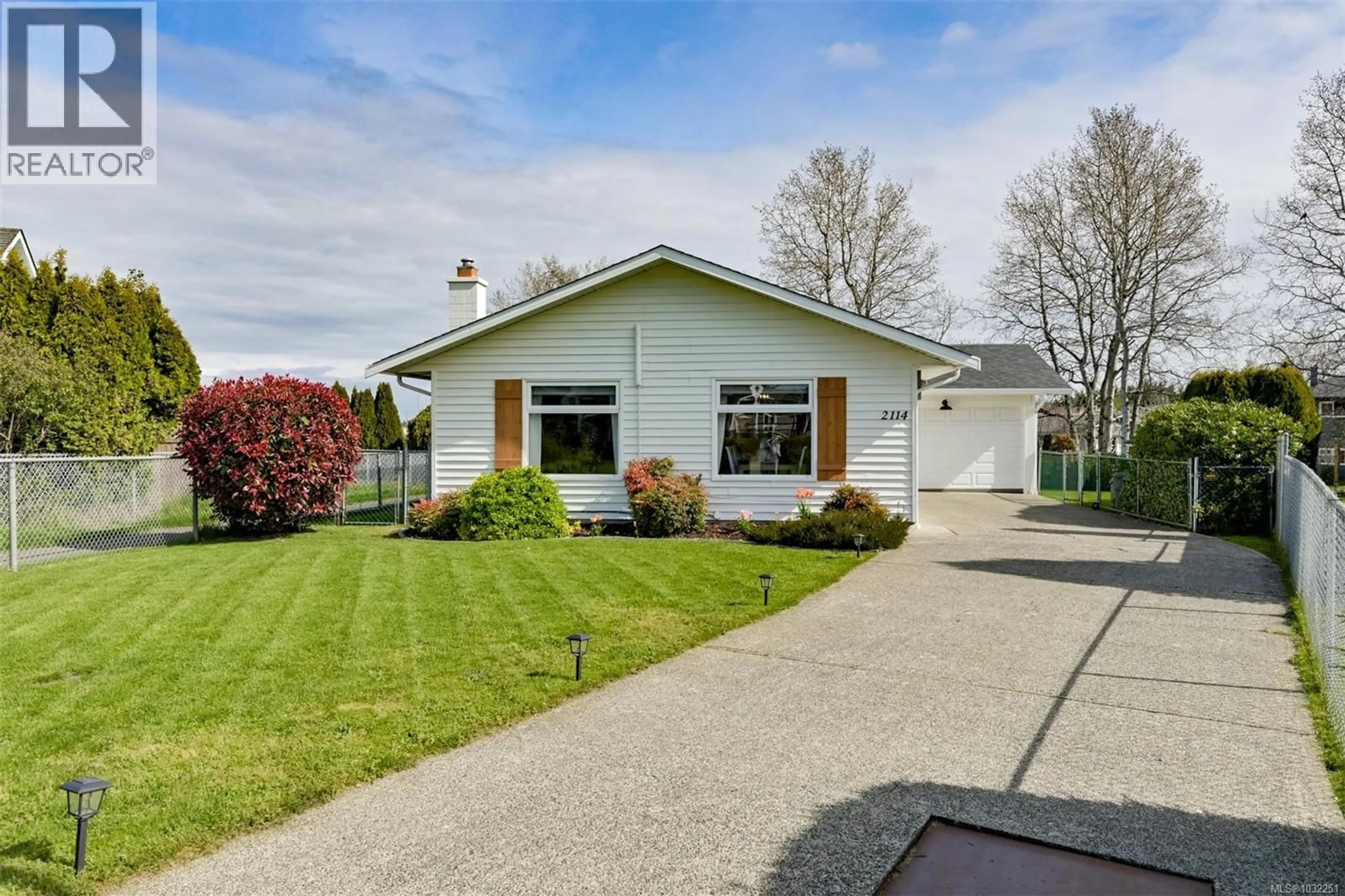 Home with vinyl exterior material, street for 2114 REDWING PLACE, Sidney British Columbia V8L4X1